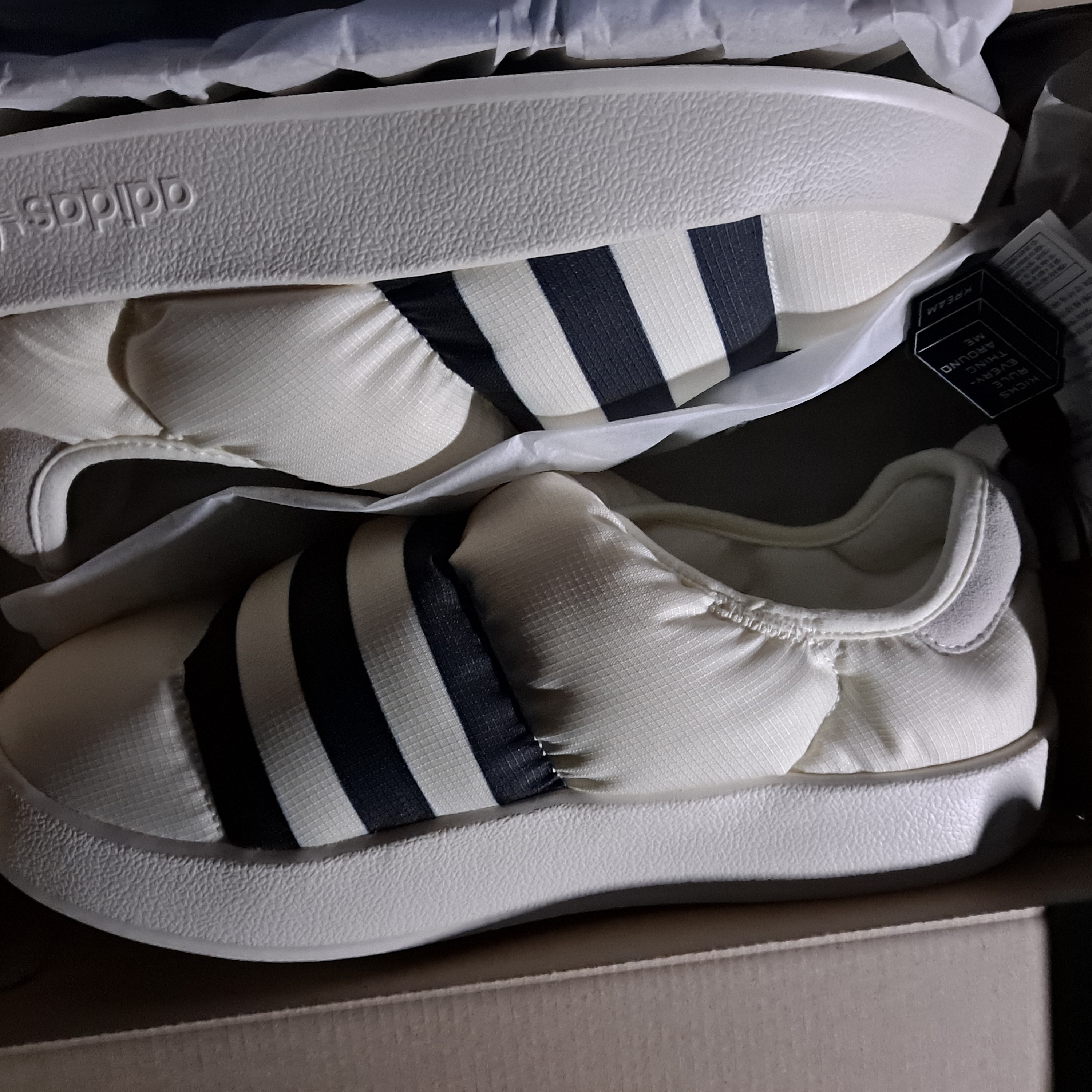 Adidas Puffylette Off White 착용 스타일