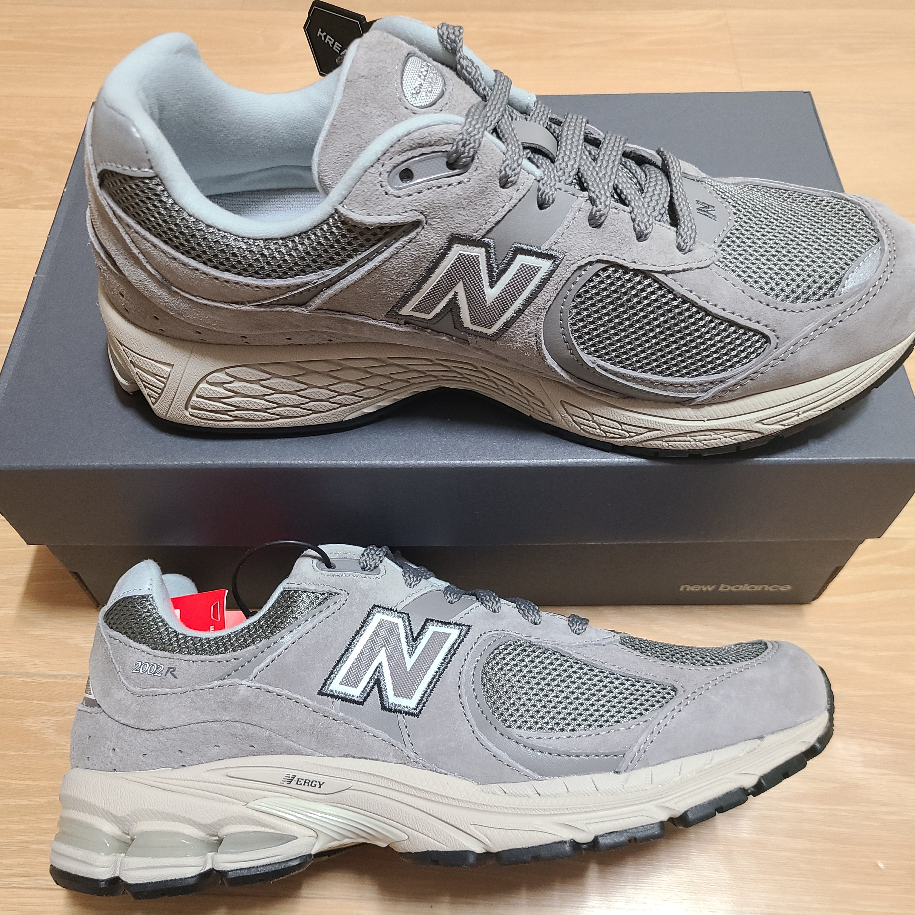 New Balance 2002R Grey 착용 스타일