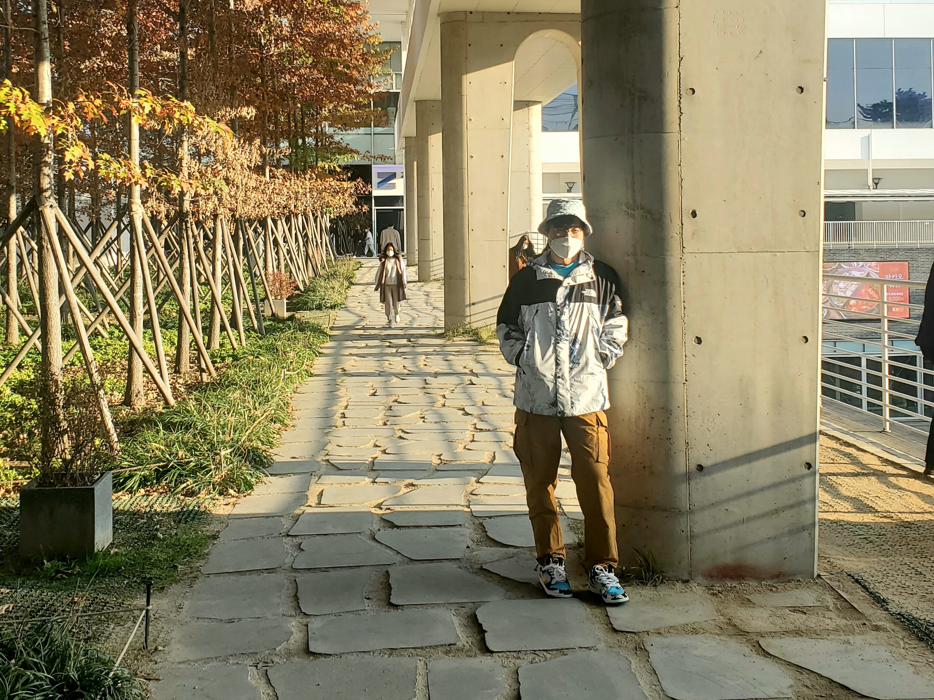The North Face Novelty Vaiden Jacket White Sand, Nike x Ben & Jerry's SB Dunk Low Chunky Dunky 착용 스타일