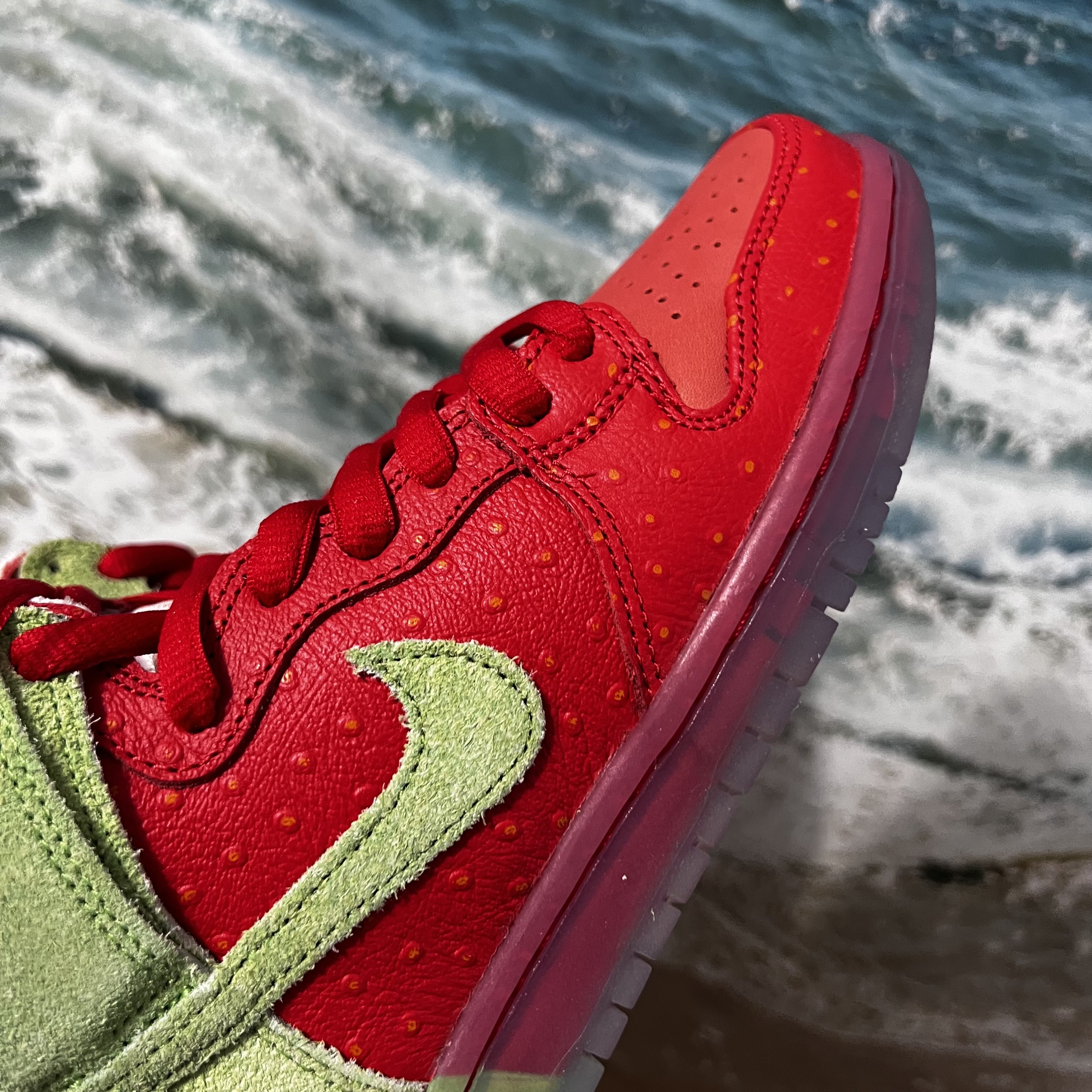 Nike SB Dunk High Pro QS Strawberry 착용 스타일 - 4