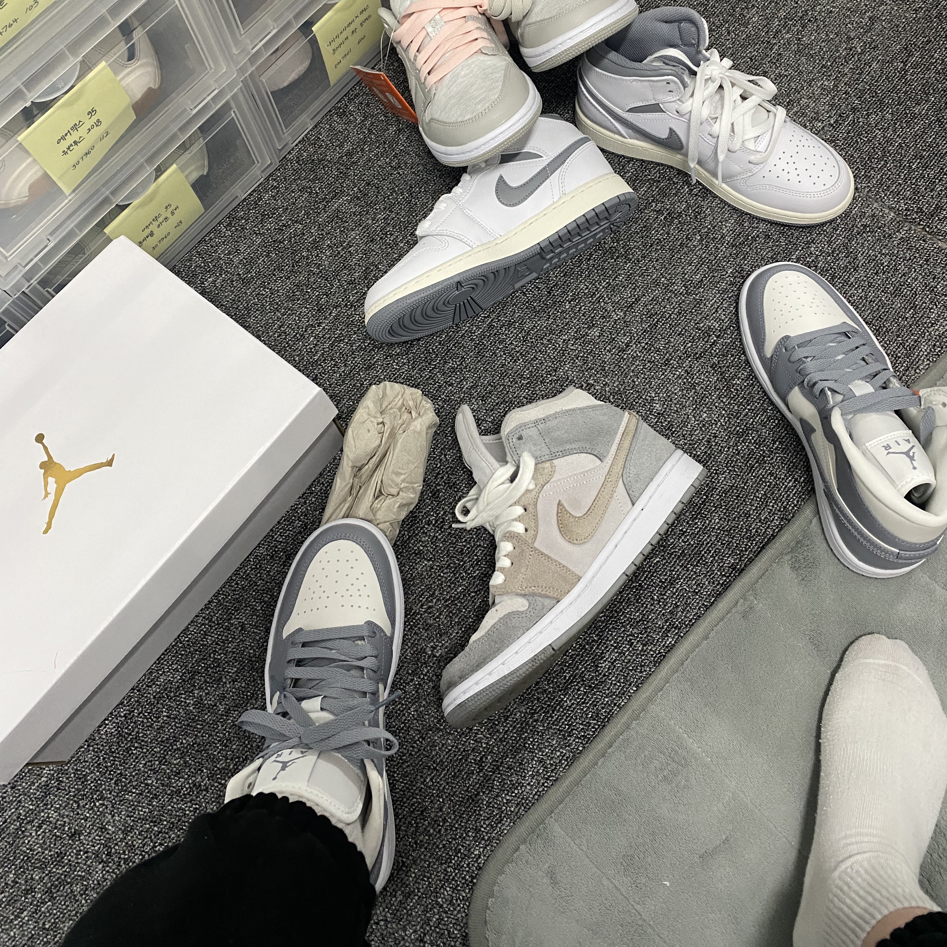 (W) Jordan 1 Mid Sail Stealth, (W) Jordan 1 Mid SE Particle Grey 착용 스타일 - 2