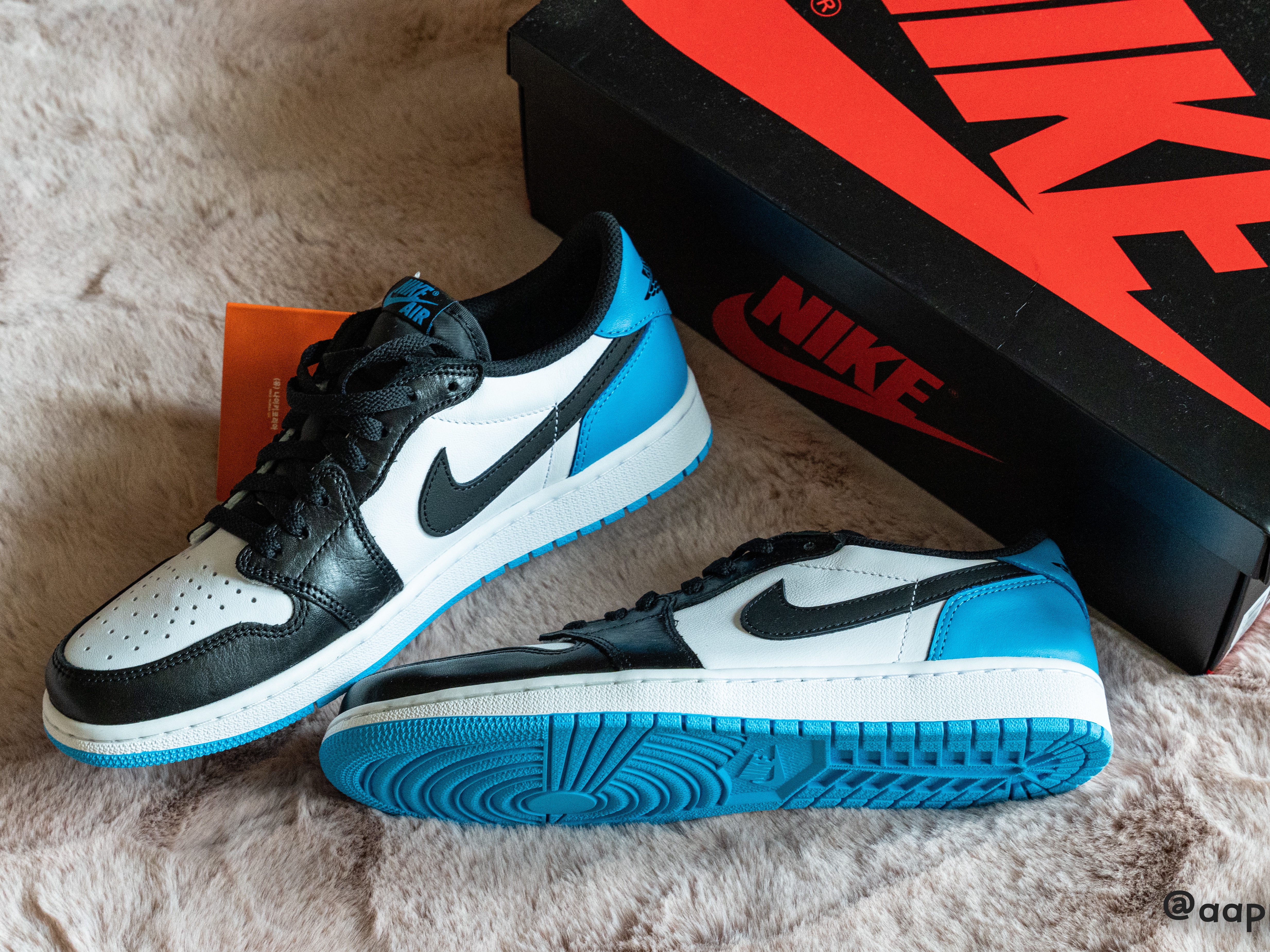 Jordan 1 Retro Low OG Black and Dark Powder Blue 착용 스타일