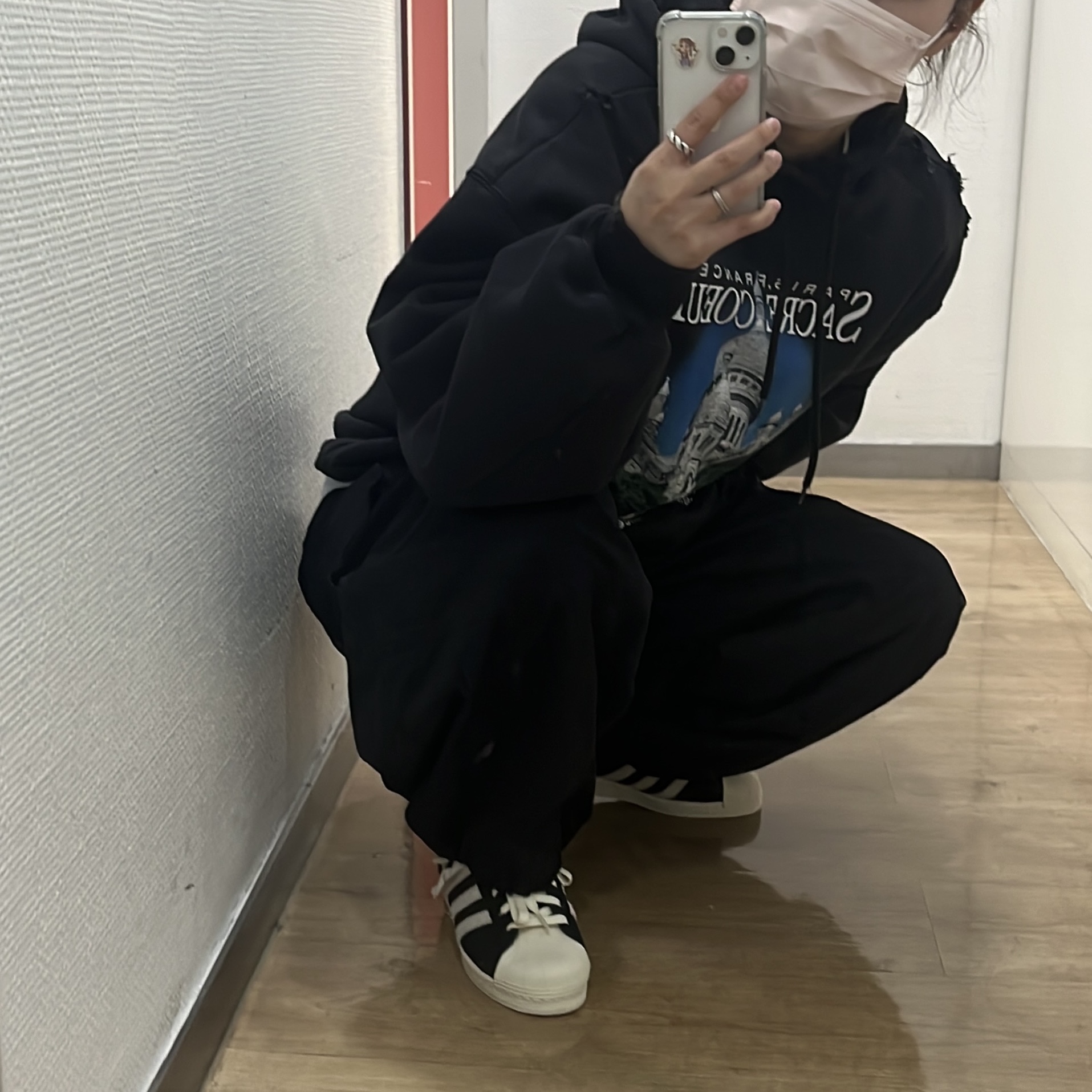 Adidas Superstar 82 Black White 착용 스타일 - 1