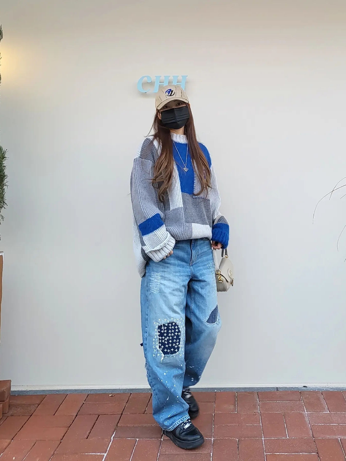 Zara x Ader Error Patchwork Oversize Knit Sweater Multicolor, Zara x Ader Error Patchwork Jeans Blue 착용 스타일 - 1