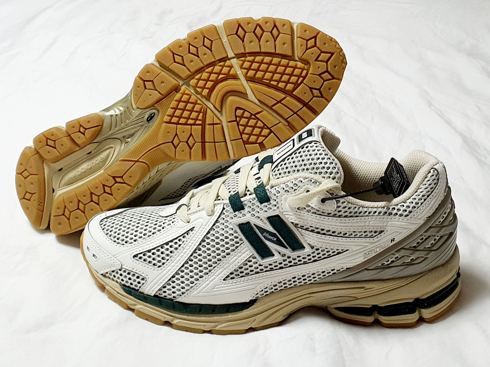 New Balance 1906R Silver Green 착용 스타일 - 3