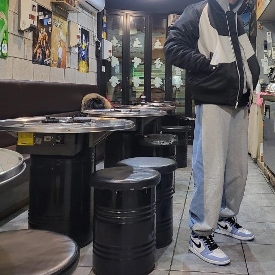 Jordan 1 Retro High OG University Blue, Nike NSW Swoosh Therma-Fit Bomber Black - Asia 착용 스타일 - 2
