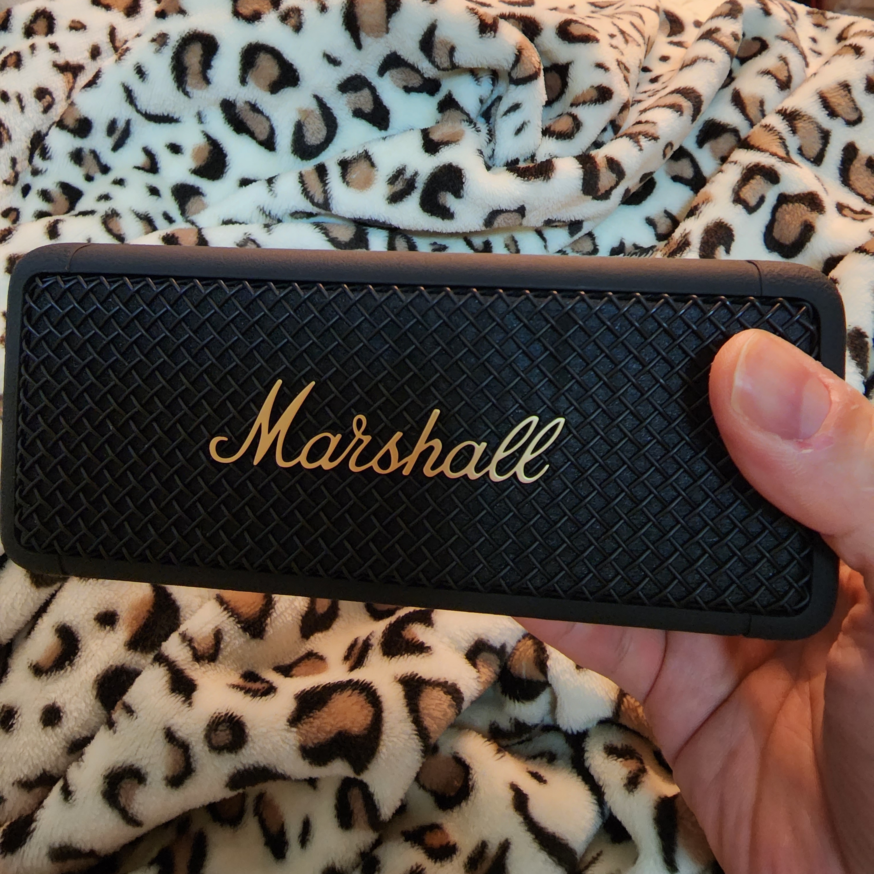 Marshall Emberton Black & Brass (Korean Ver.) 착용 스타일 - 1