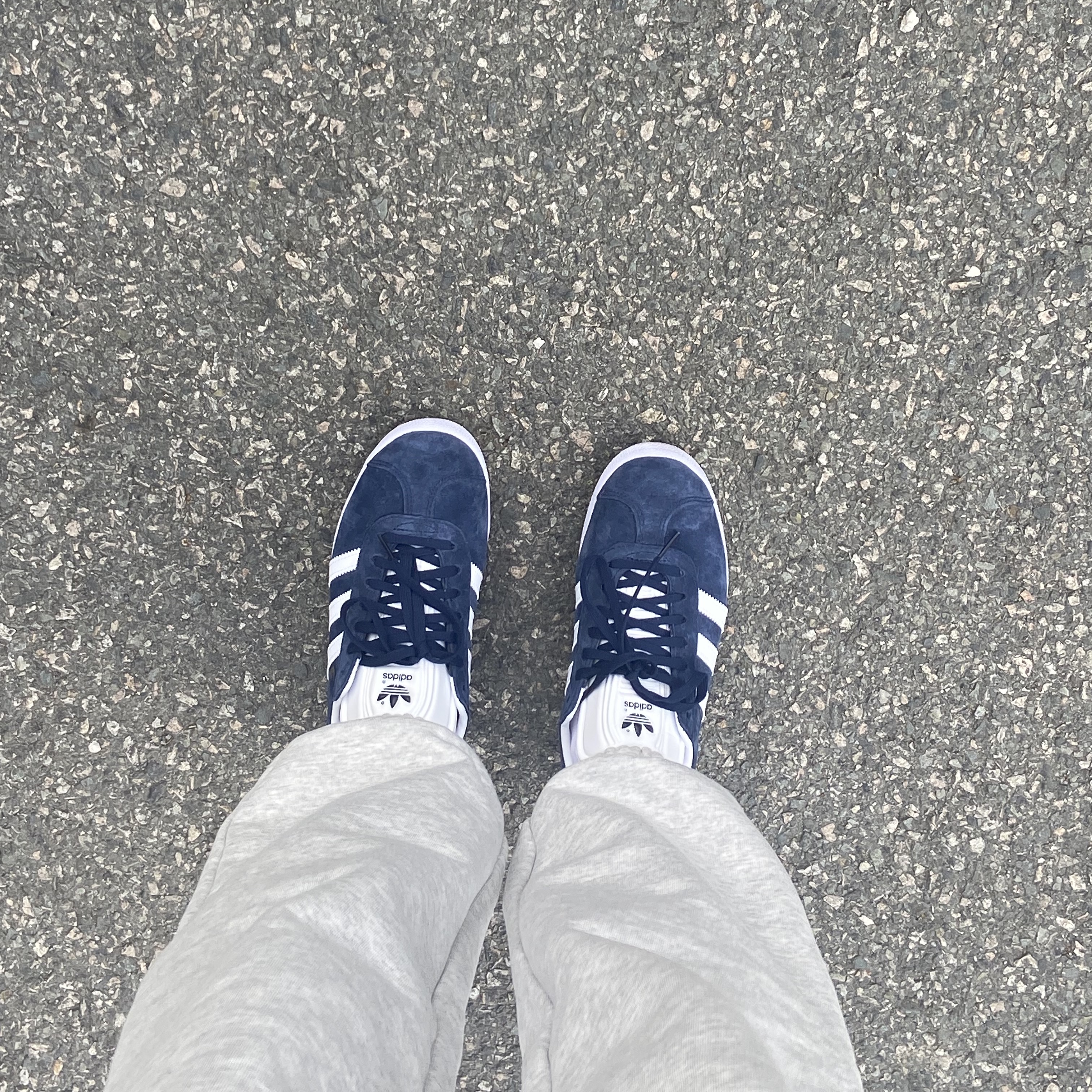 Adidas Gazelle Collegiate Navy 착용 스타일