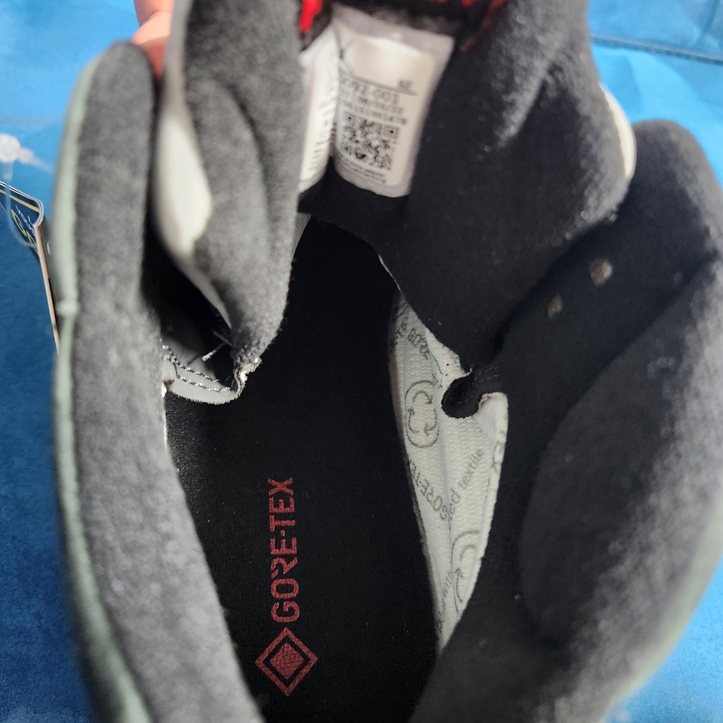 (W) Jordan 5 Retro Gore-Tex Off Noir Fire Red 착용 스타일 - 2