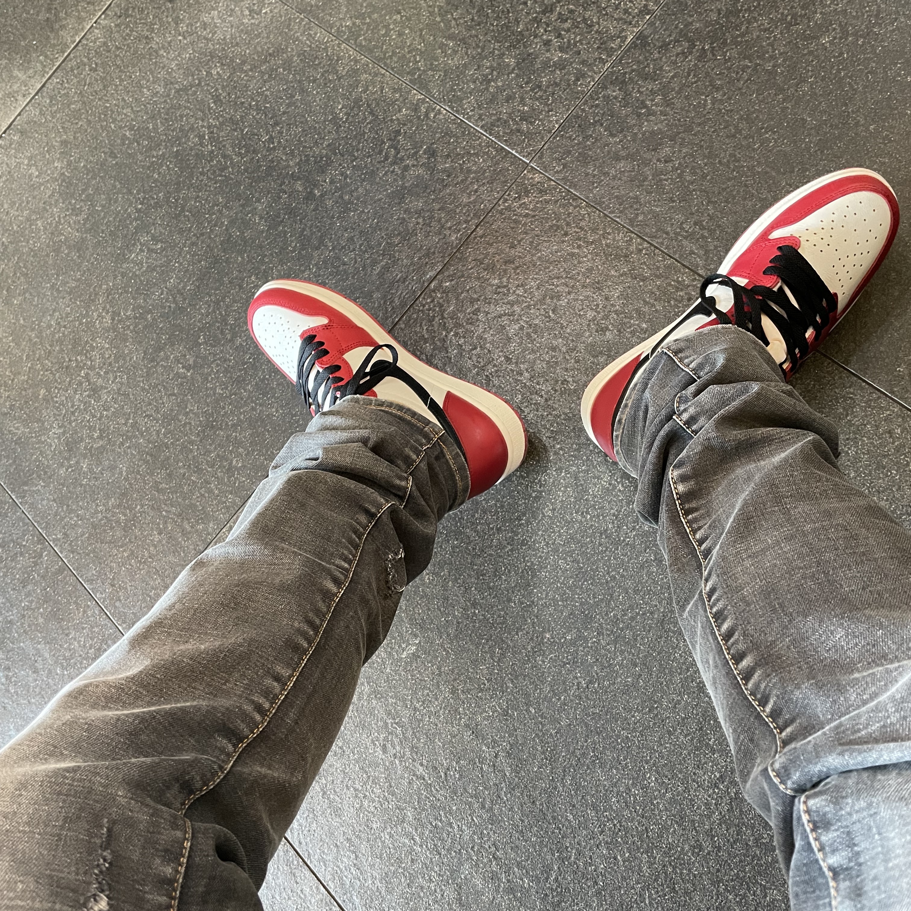 Jordan 1 Retro High OG Chicago 2022, Undermycar Legion.03 Slim Fit Blue Stitch Washed Jeans Washed Gray 착용 스타일 - 1
