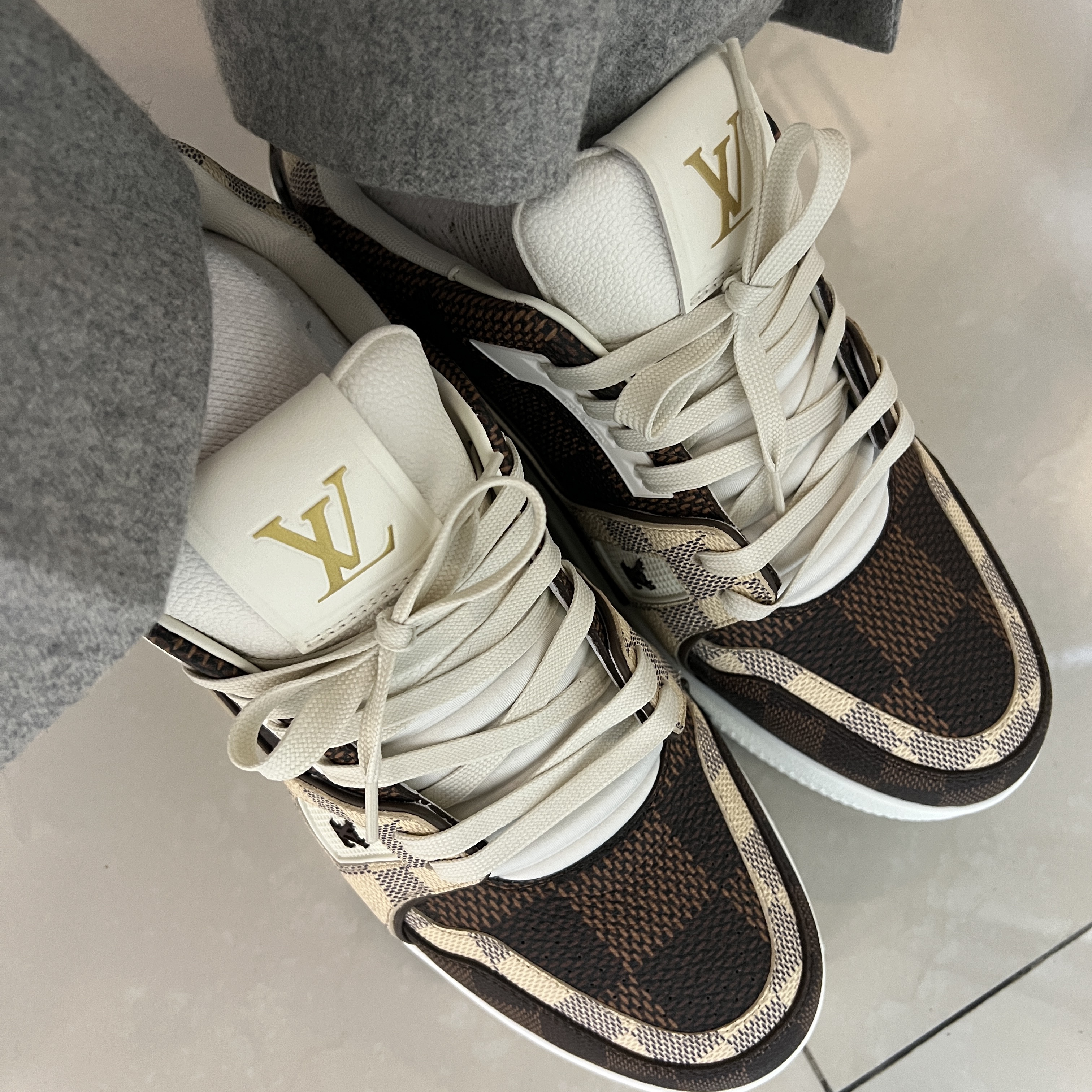 Louis Vuitton LV Trainer Sneakers Damier Ebene 착용 스타일 - 2