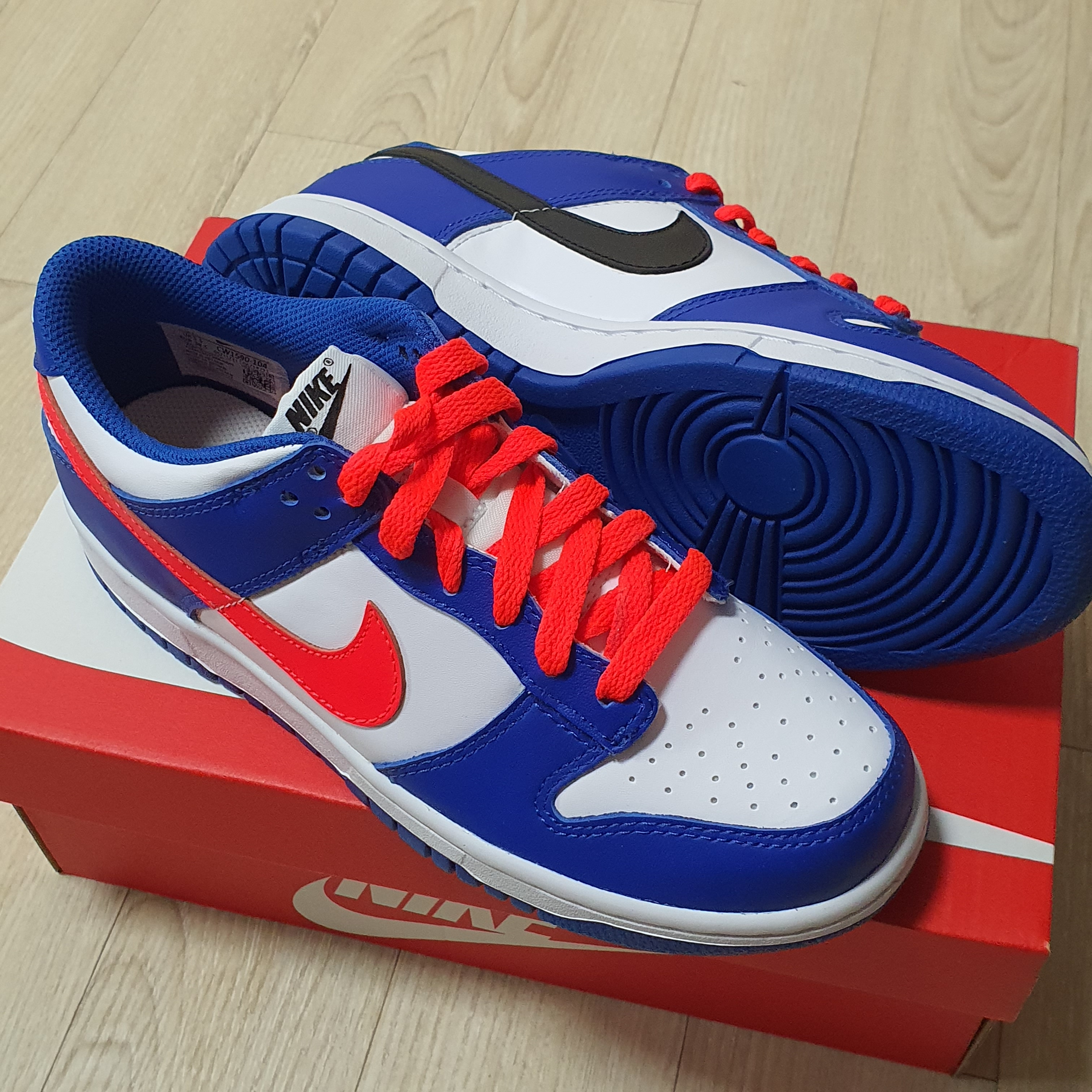 (GS) Nike Dunk Low Bright Crimson Game Royal 착용 스타일 - 1