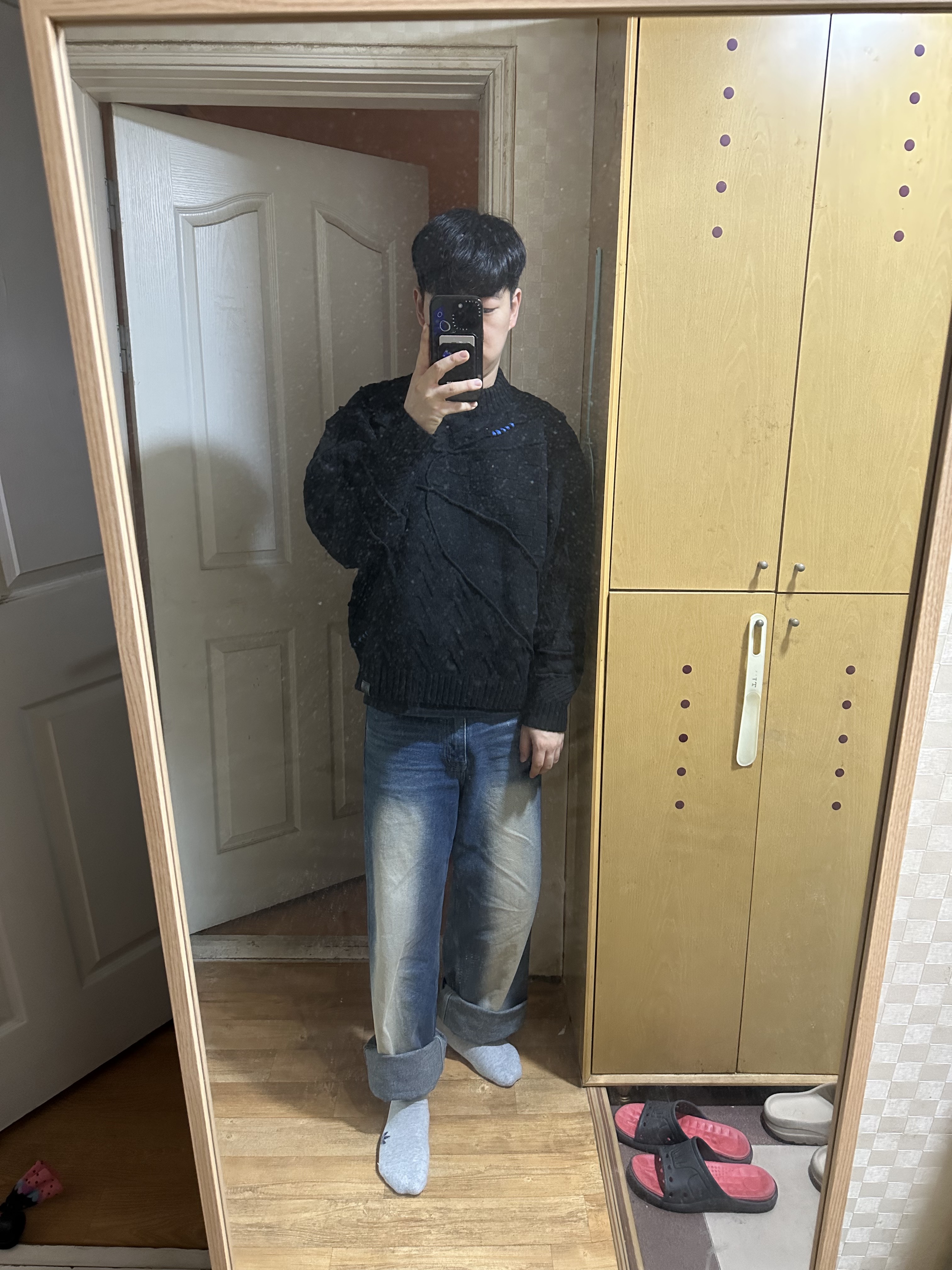 Zara x Ader Error Patchwork Oversize Knit Sweater Black, Casetify x Ader Error Magsafe Wallet Noir 착용 스타일