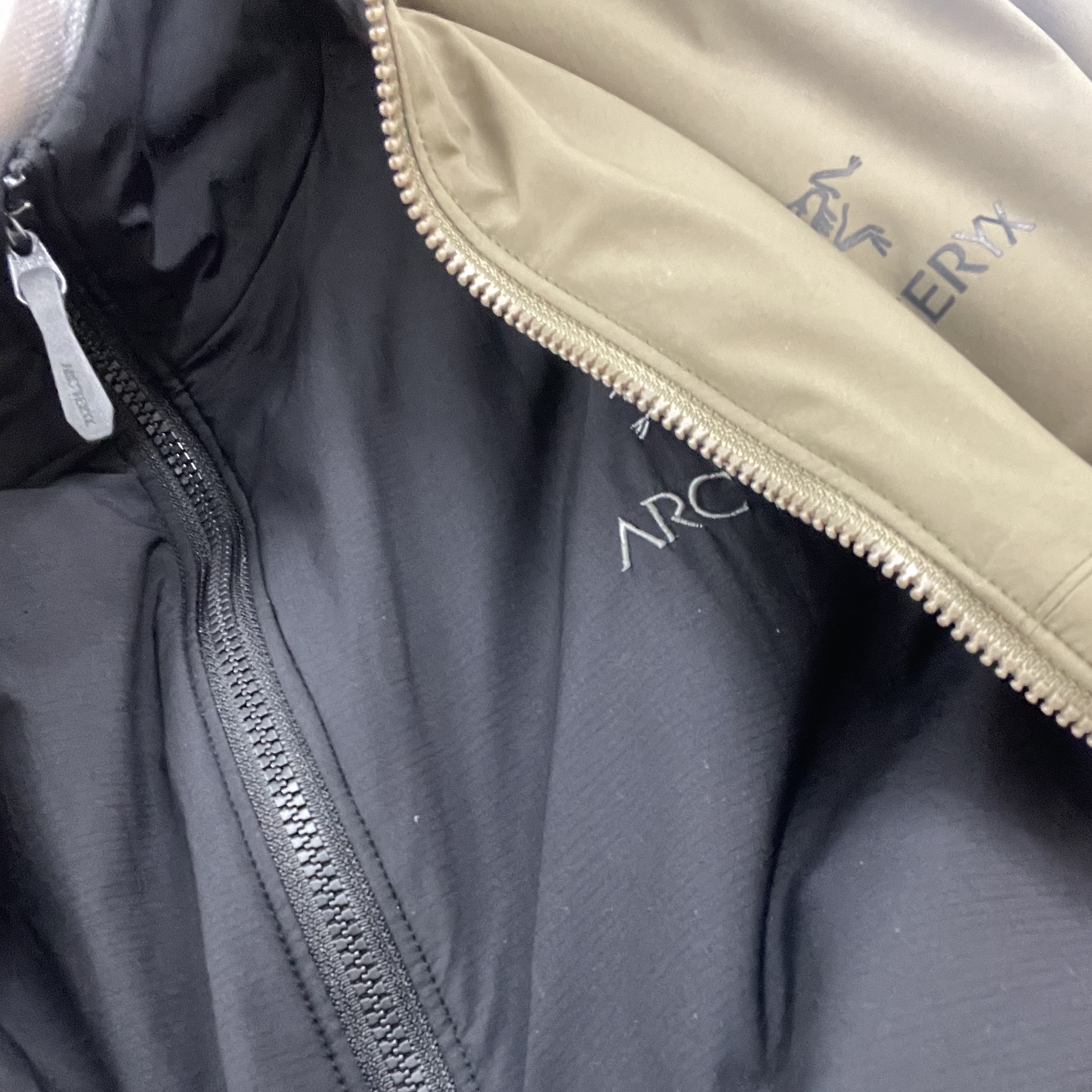 Arc'teryx Atom LT Jacket Black, Arc'teryx LEAF Cold WX Hoody LT Gen 2 Crocodile 착용 스타일