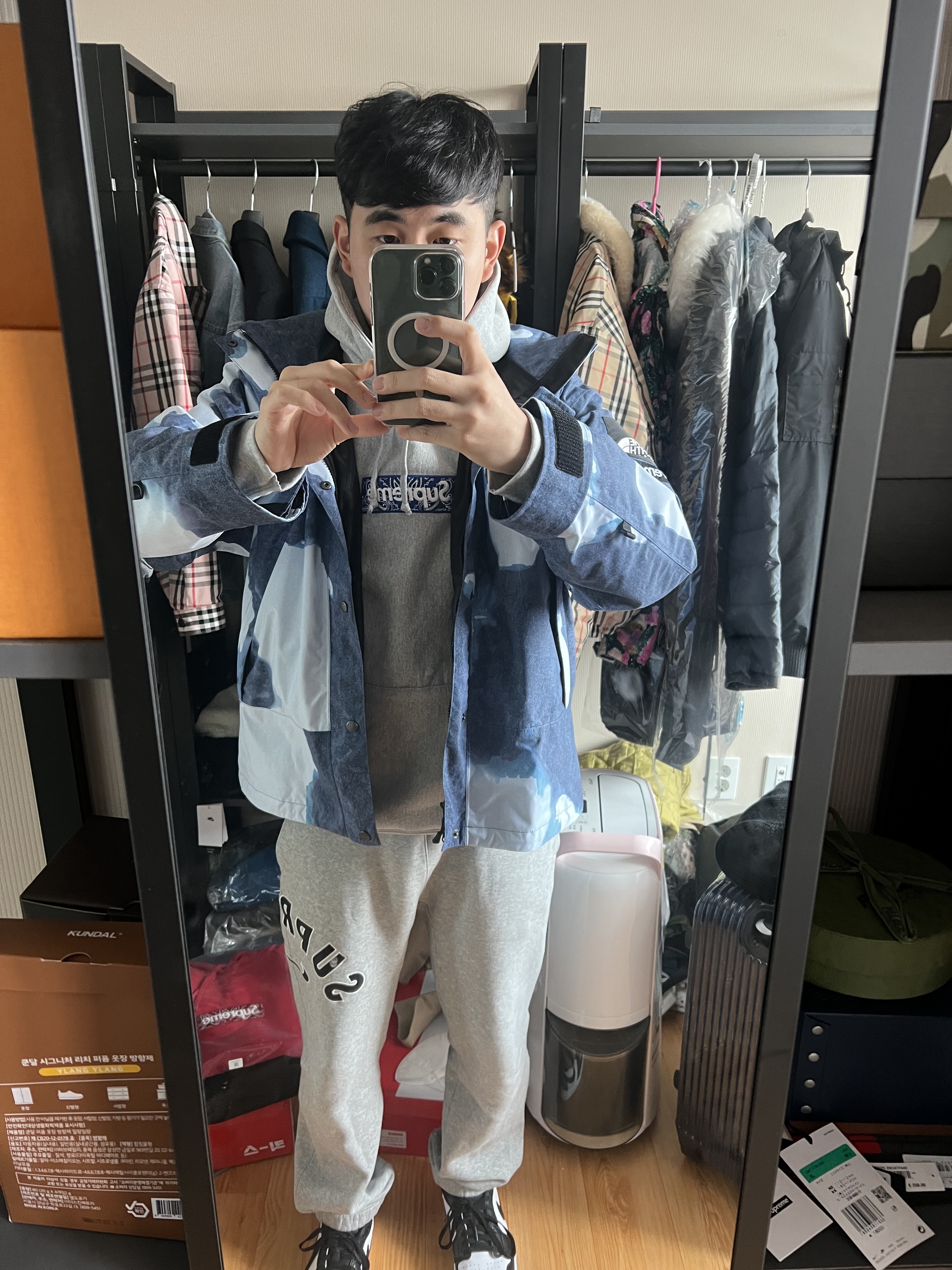 Supreme Bandana Box Logo Hooded Sweatshirt Heather Grey - 19FW, Supreme x The North Face Bleached Denim Print Mountain Jacket Indigo - 21FW 착용 스타일
