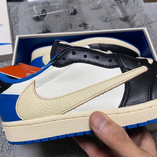 Jordan 1 x Travis Scott x Fragment Retro Low OG SP Military Blue 착용 스타일