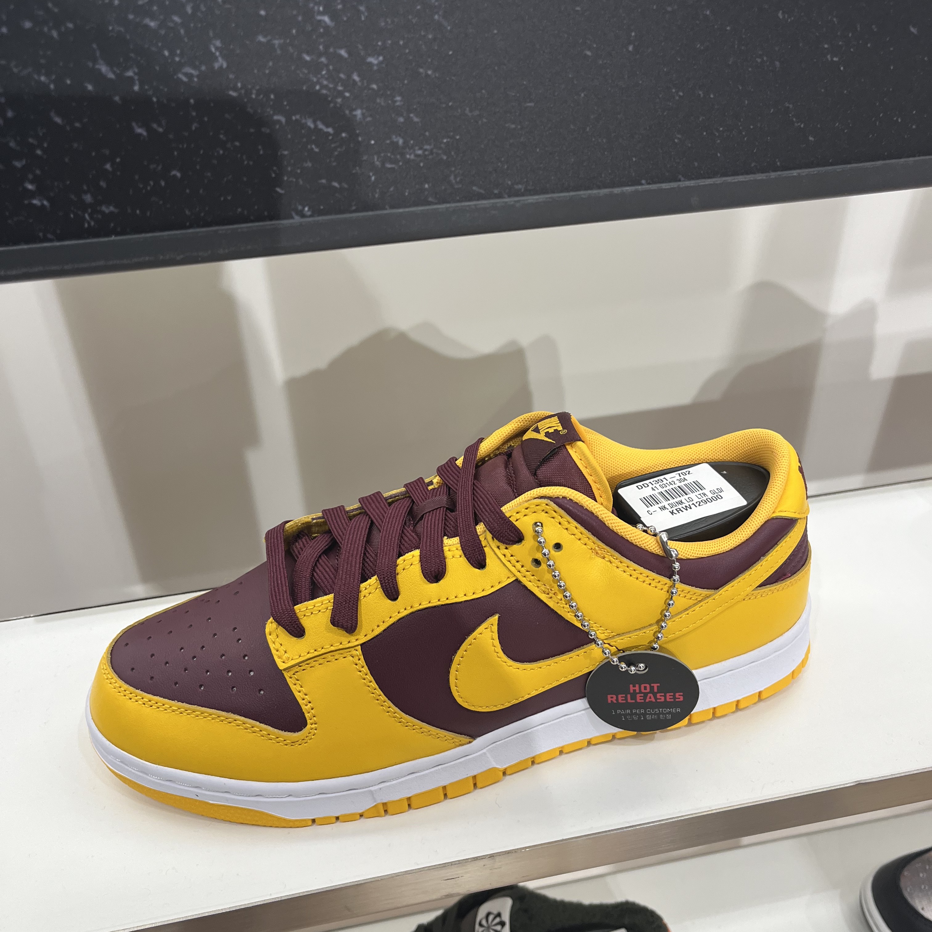 Nike Dunk Low Retro University Gold and Deep Maroon 착용 스타일