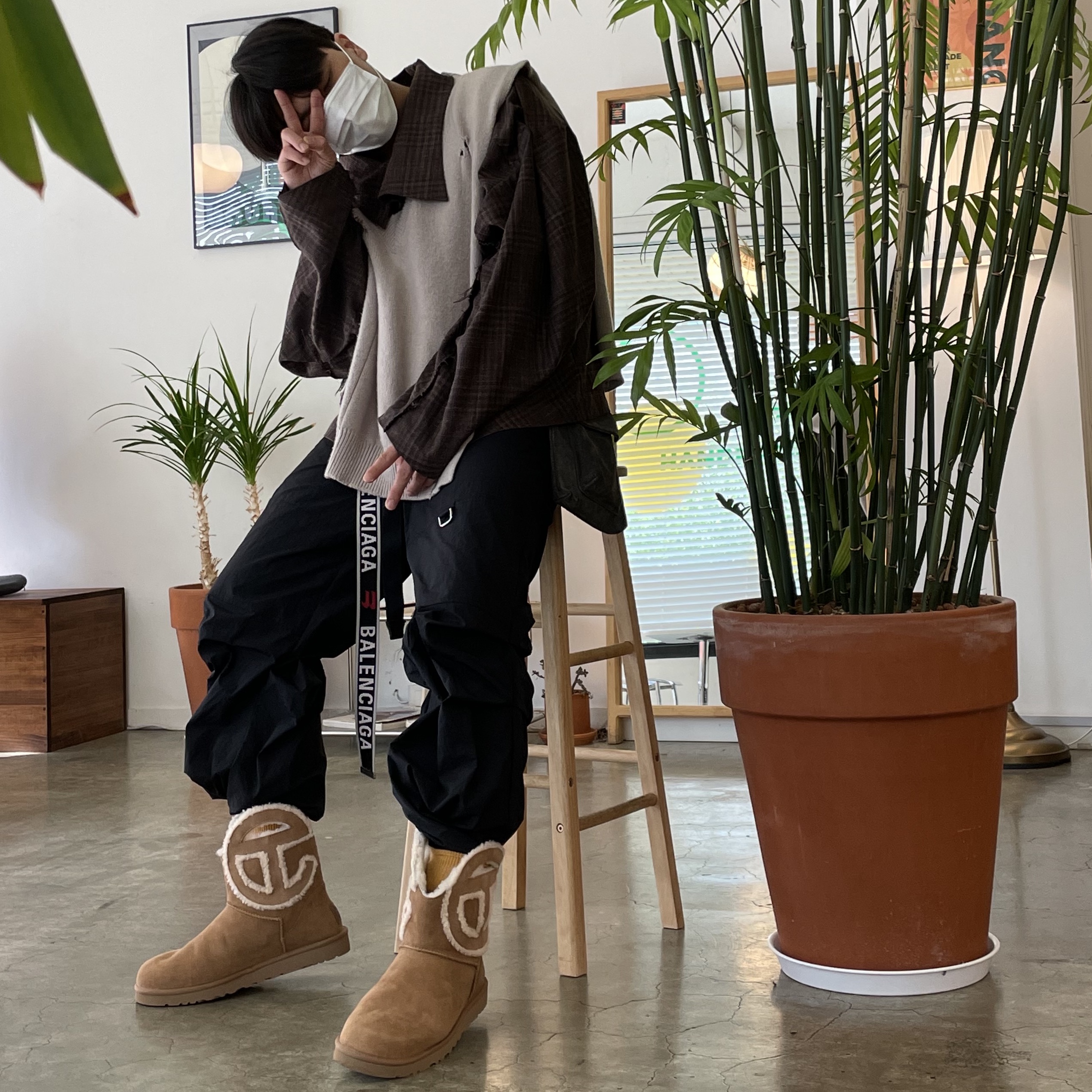 Balenciaga D Ring Belt Grey Red, UGG x Telfar Logo Mini Chestnut 착용 스타일 - 1