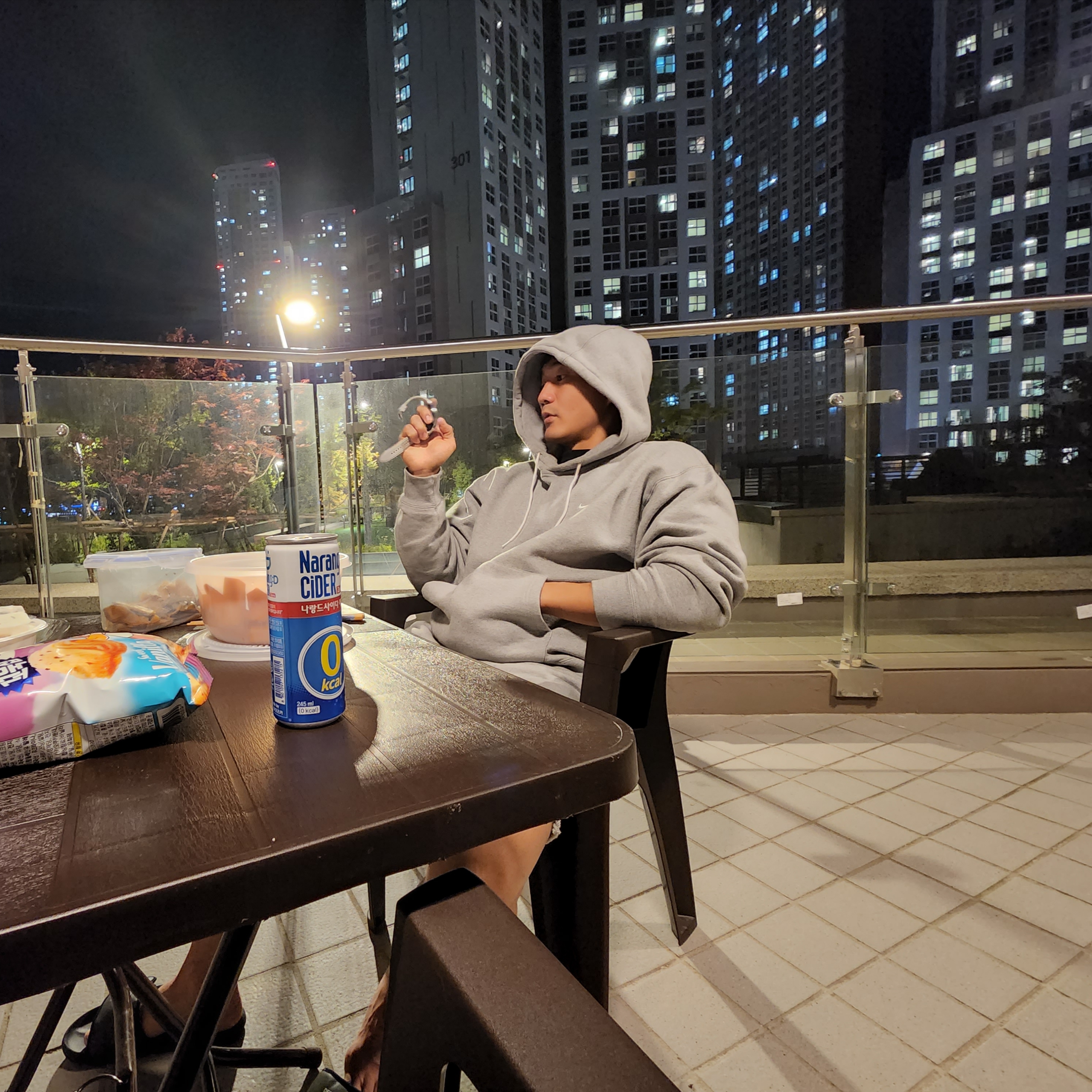 Nike NRG Solo Swoosh Fleece Hoodie Dark Grey Heather - US/EU 착용 스타일