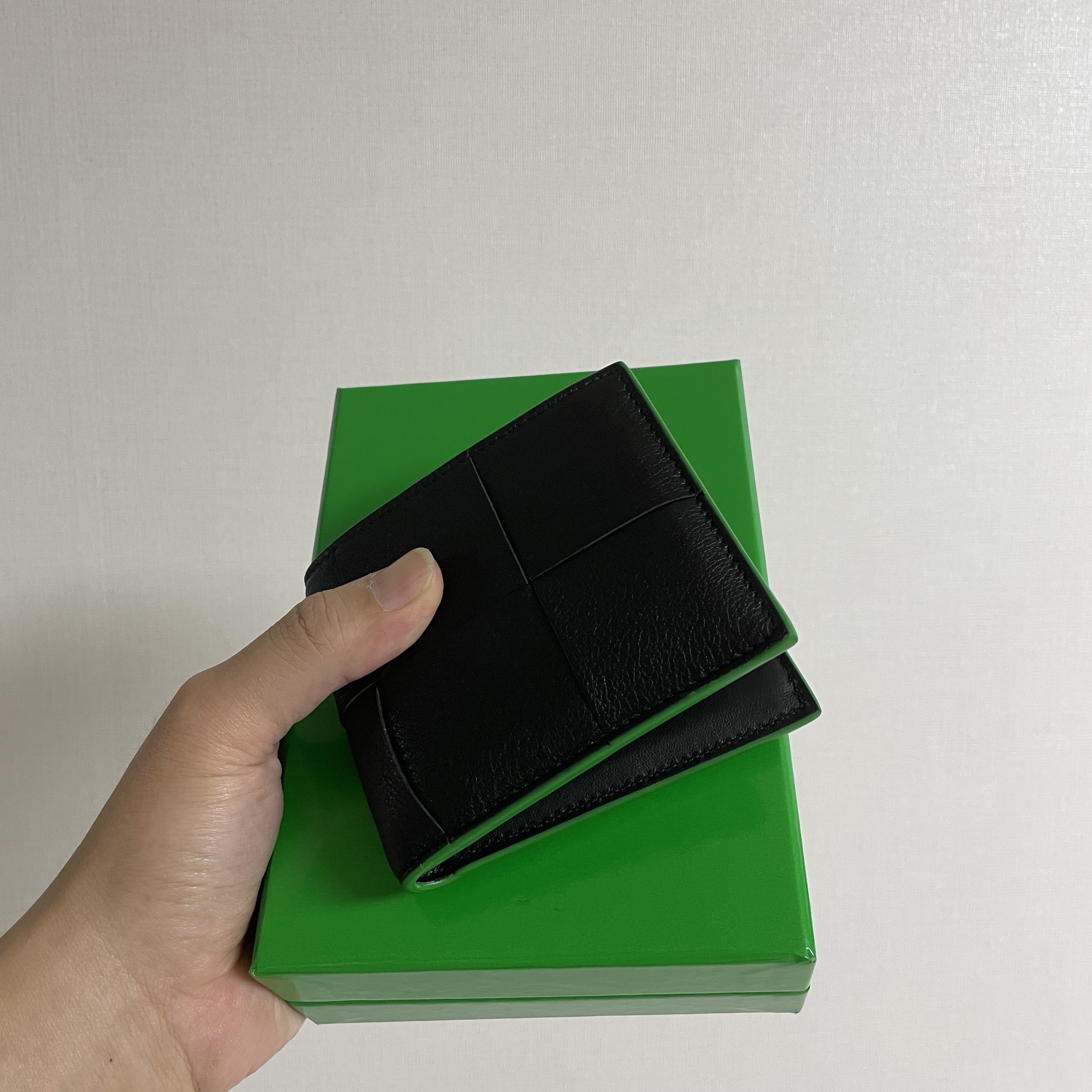 Bottega Veneta Bi-Fold Wallet Black Parakeet 착용 스타일