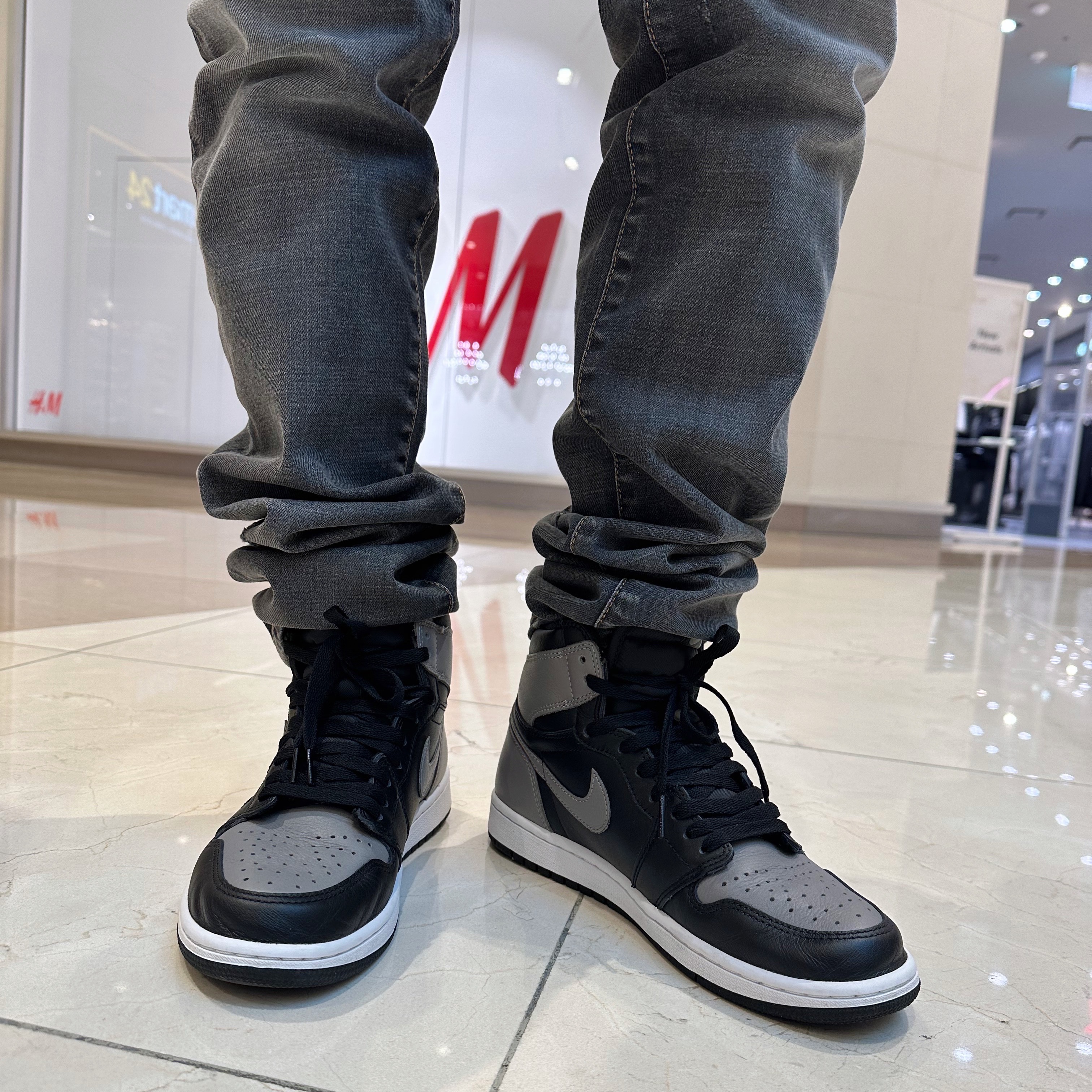 Jordan 1 Retro High OG Shadow 2018, Undermycar Legion.03 Slim Fit Blue Stitch Washed Jeans Washed Gray 착용 스타일 - 4