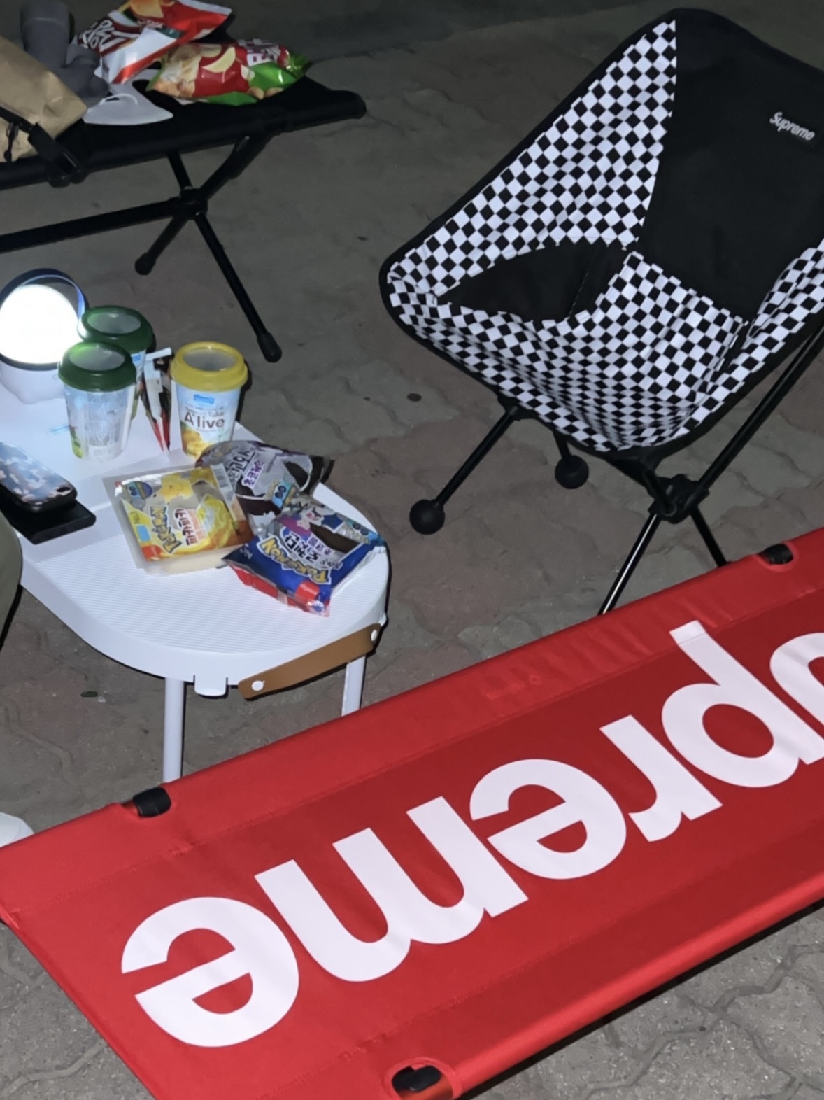 Helinox x Patta Chair 2 & Personal Shade, Helinox x Nike SNKRS 4th Anniversary Side Table M 착용 스타일 - 4