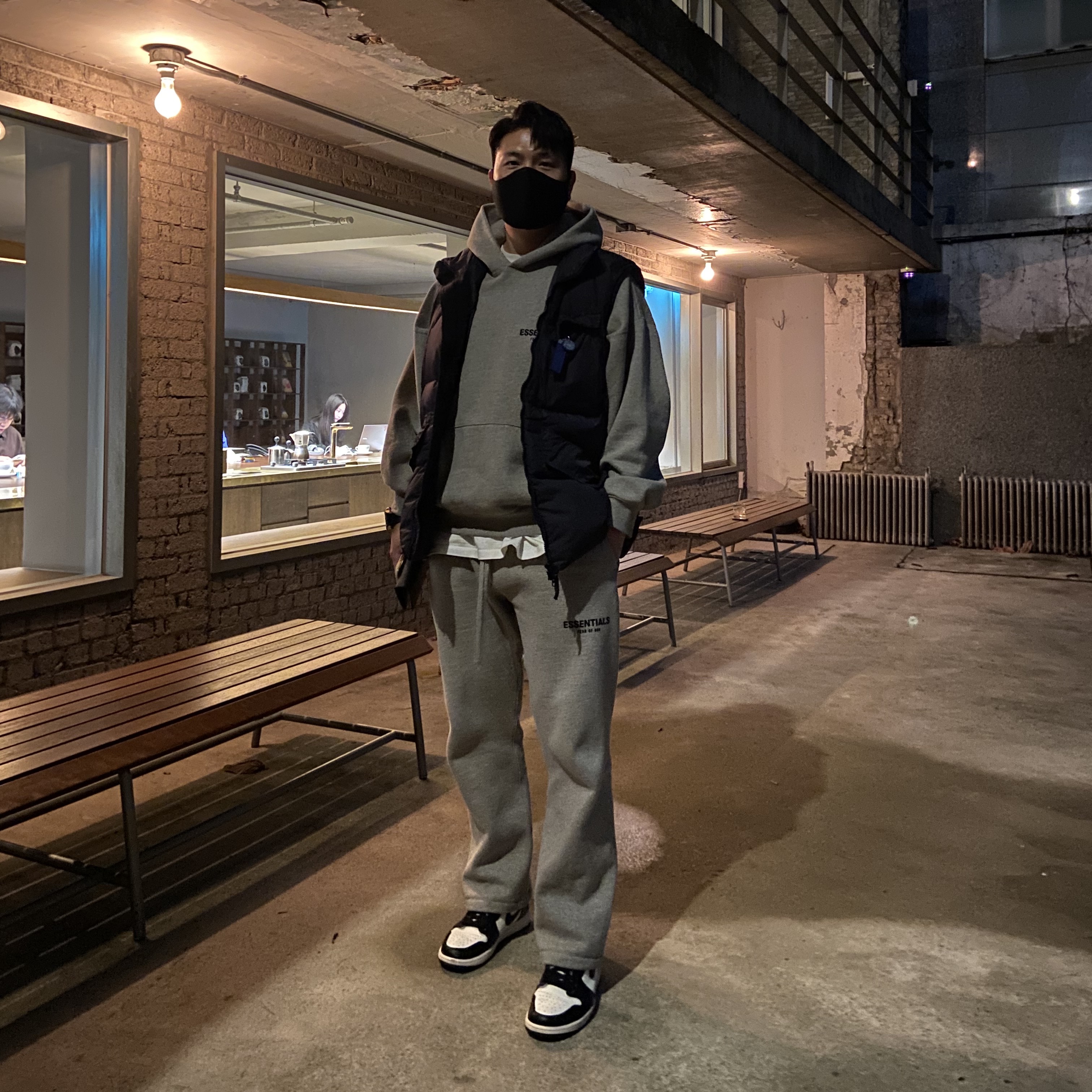 Stone Island G0123 Garment Dyed Crinkle Reps Nylon Down Vest Black - 22FW, Essentials The Core Collection Hoodie Dark Oatmeal 착용 스타일 - 1