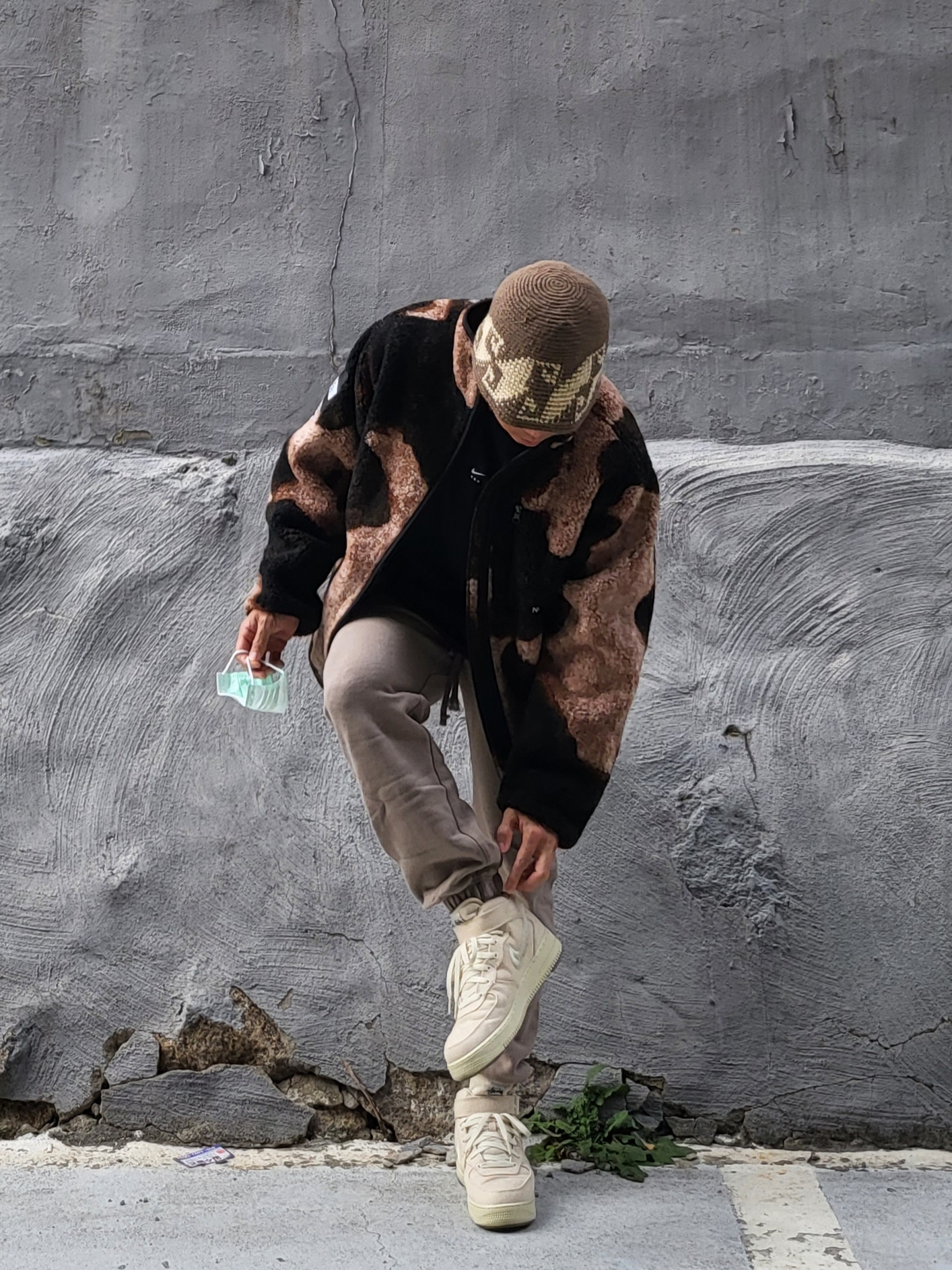 Stussy Waves Knit Bucket Hat Brown, Supreme x The North Face Bleached Denim Print Fleece Jacket Black - 21FW 착용 스타일 - 1