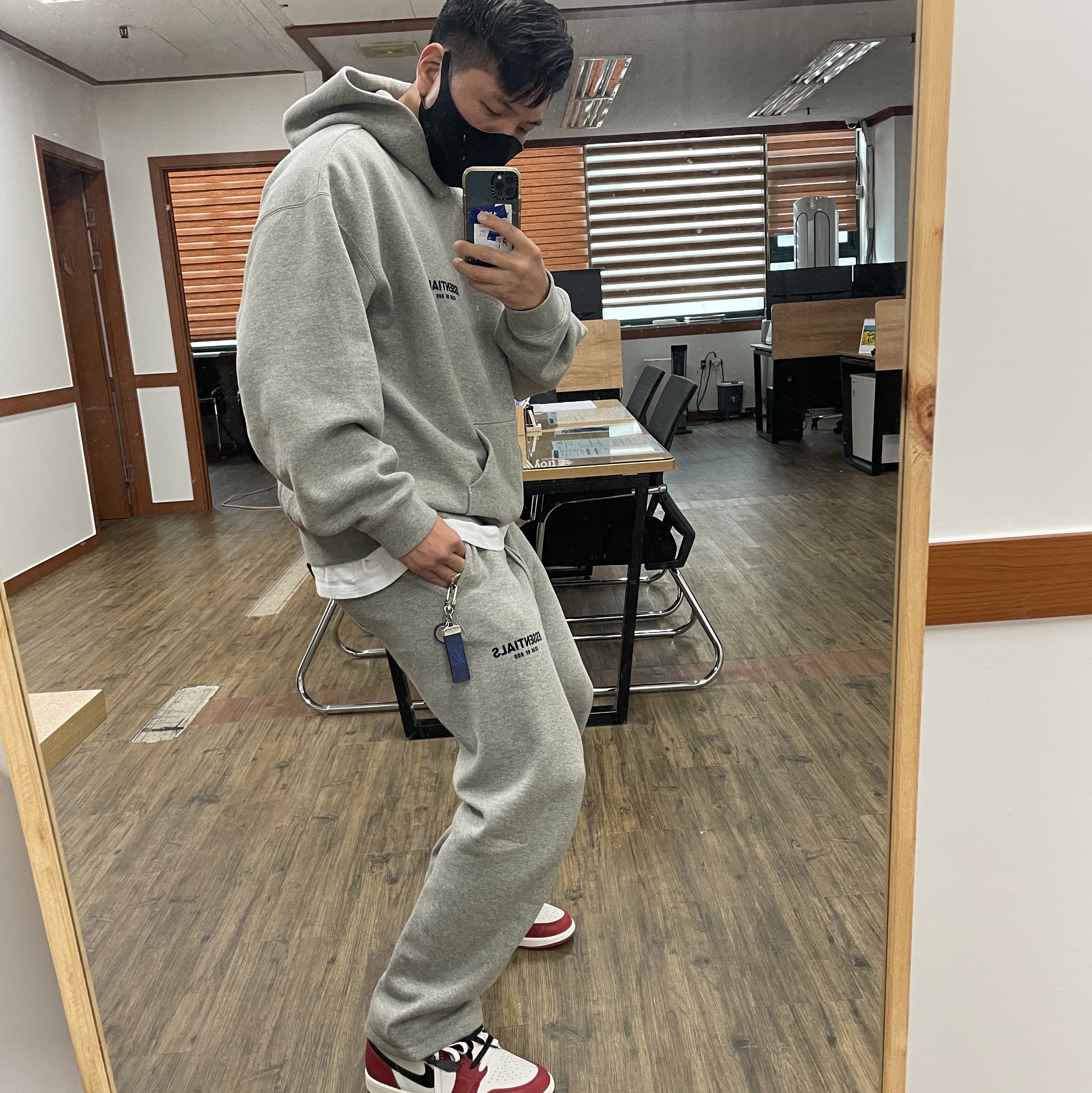 Essentials The Core Collection Hoodie Dark Oatmeal, Essentials The Core Collection Relaxed Sweatpants Dark Oatmeal 착용 스타일 - 1