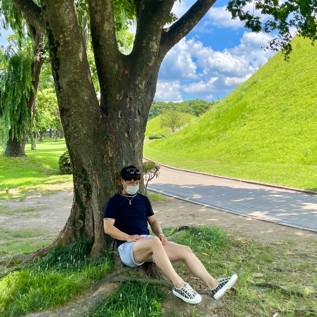 (W) Dior Walk'N'Dior Sneakers Oblique Navy, Ray-Ban Blaze Clubmaster Matte Black Frame Grey Flat Lenses 착용 스타일 - 1