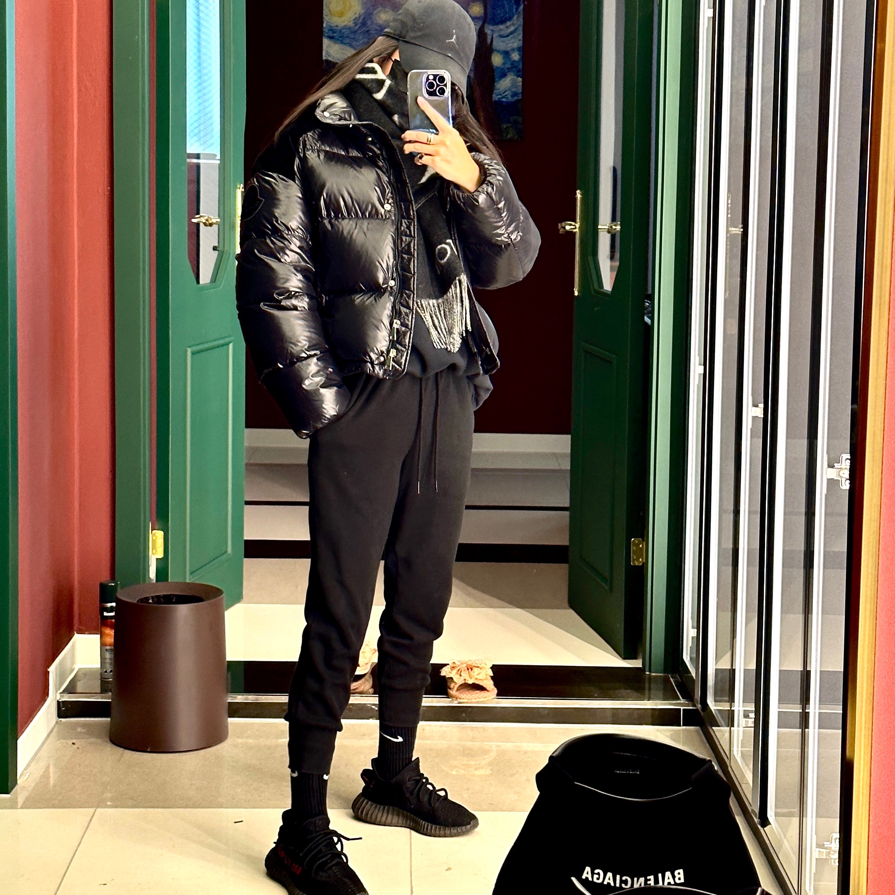 Louis Vuitton Simply LV Muffler, Adidas Yeezy Boost 350 V2 Black Red 2020 착용 스타일