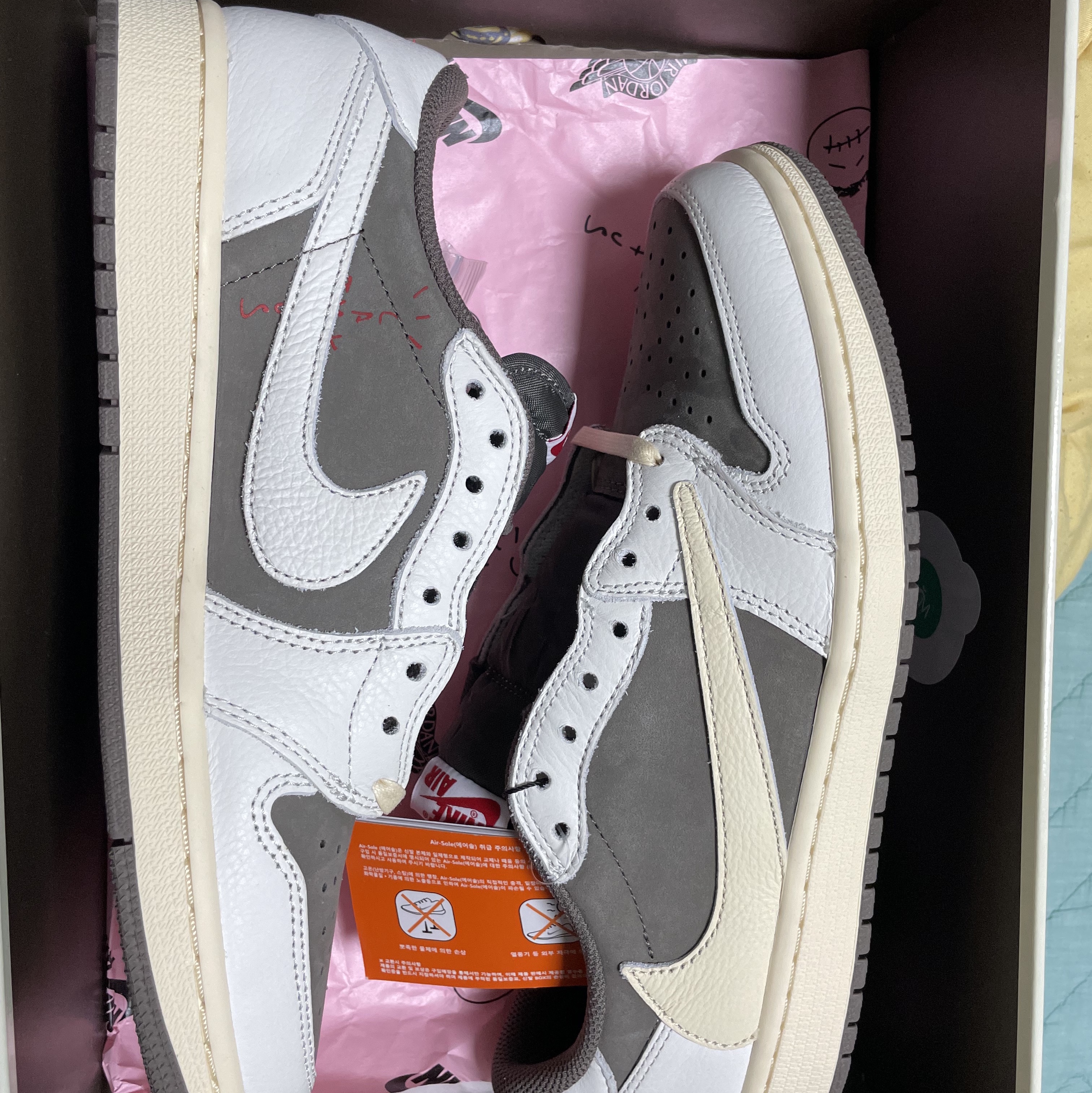 Jordan 1 x Travis Scott Retro Low OG SP Sail and Ridgerock 착용 스타일