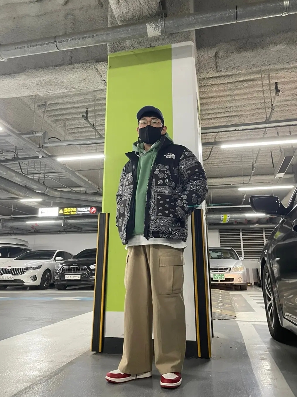 The North Face Nuptse Down Jacket Black, Jordan 1 Retro High OG Chicago 2022 착용 스타일 - 1