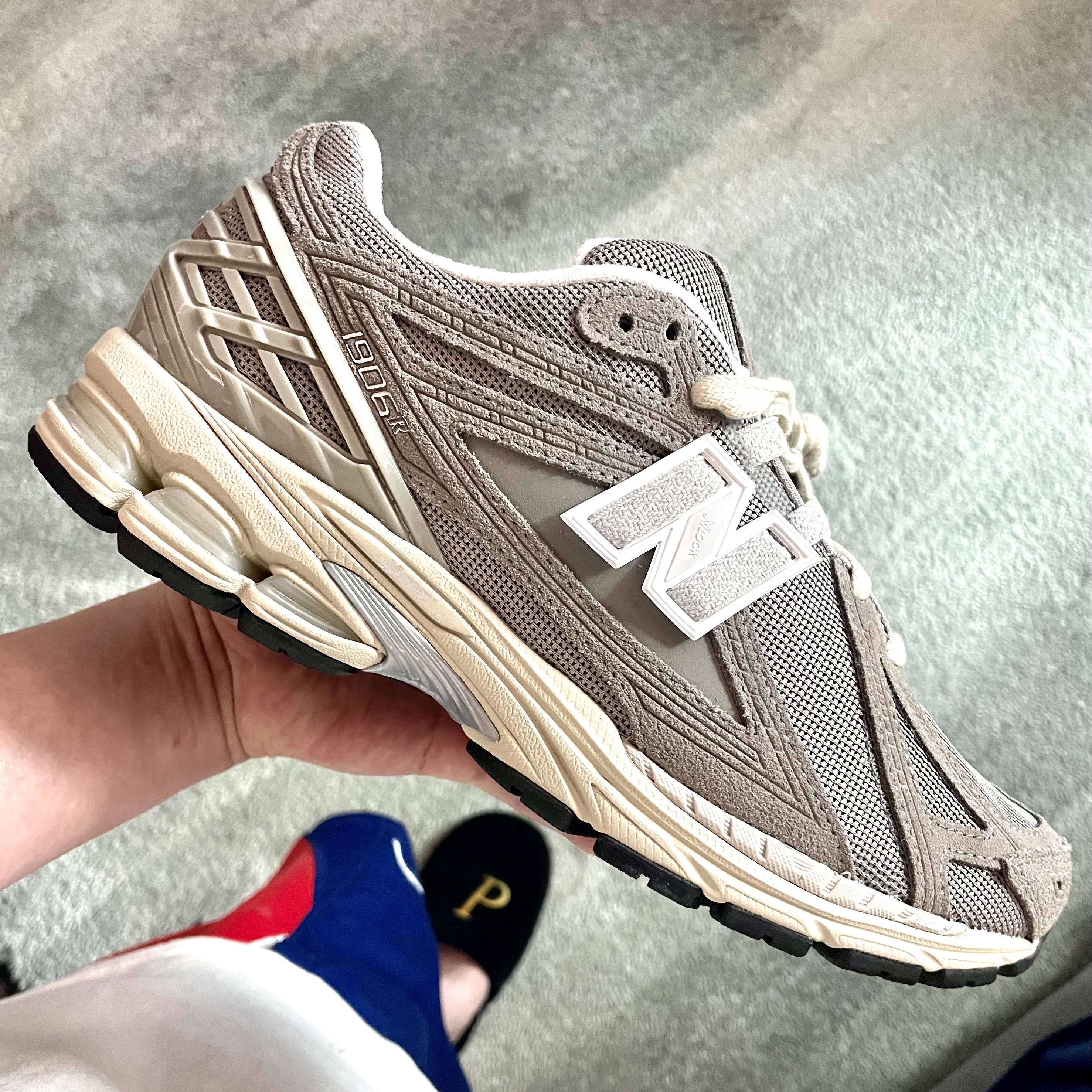 New Balance 1906R Charcoal Gray Bone 착용 스타일