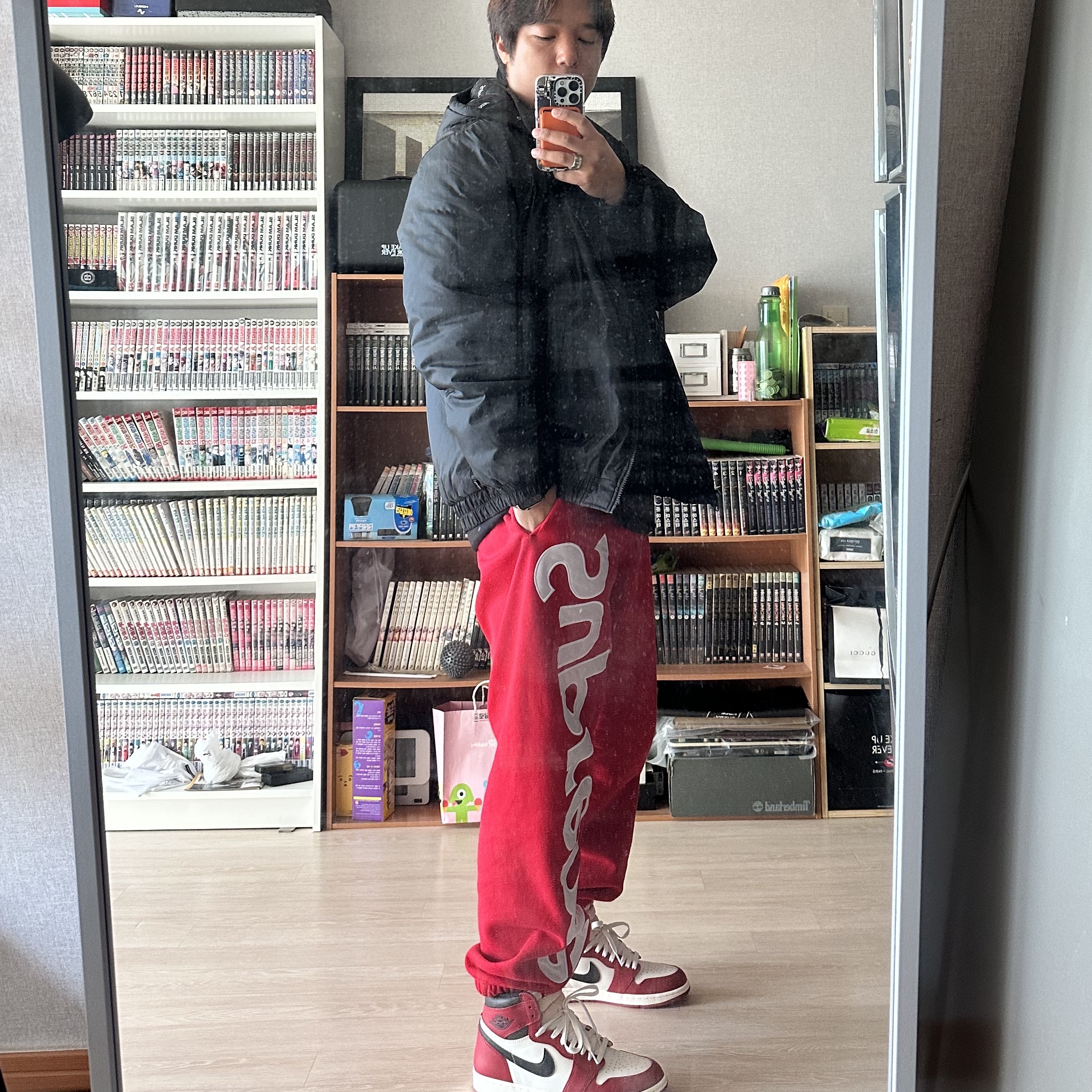 Supreme Satin Applique Sweatpants Red - 22FW, Jordan 1 Retro High OG Chicago 2022 착용 스타일