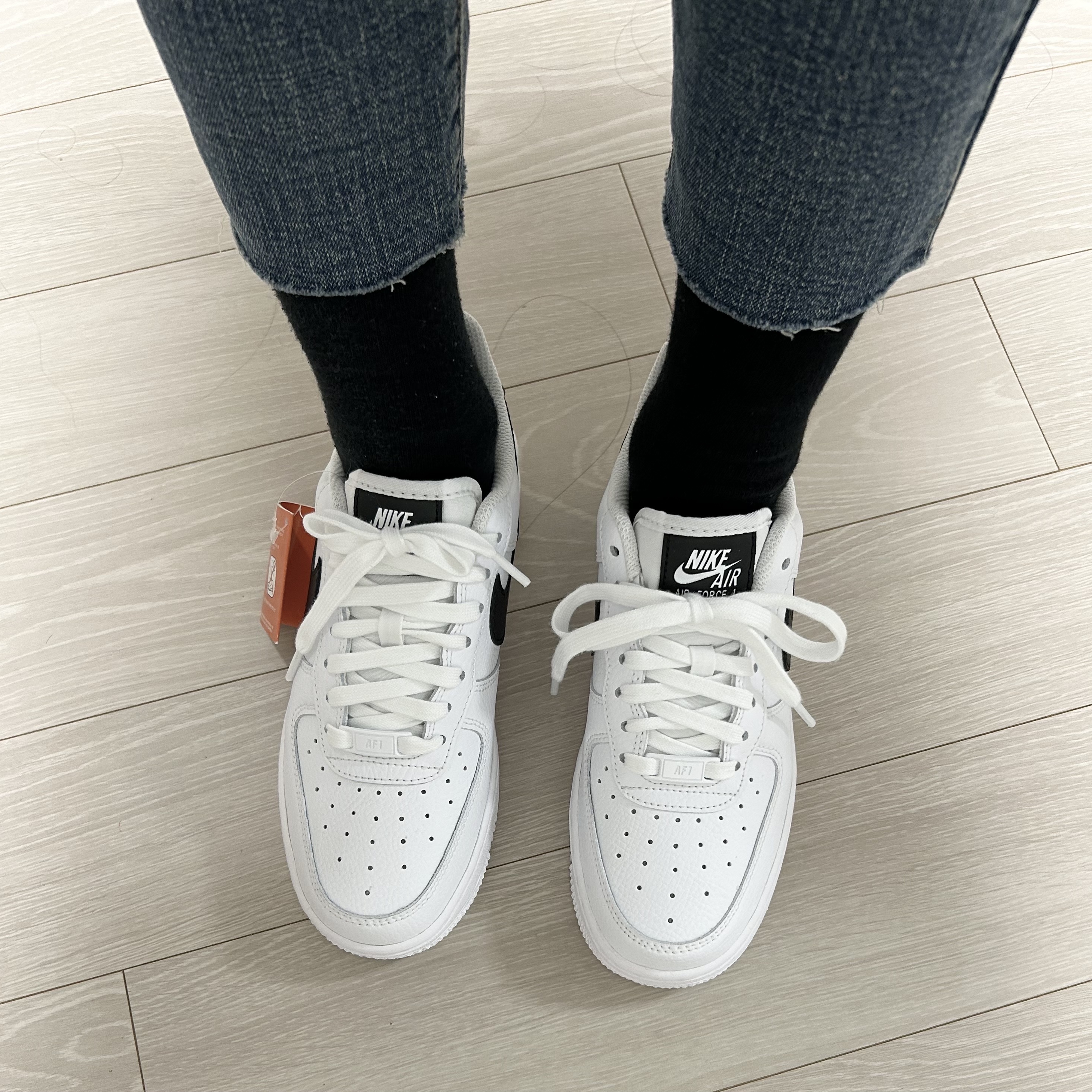 (W) Nike Air Force 1 '07 White Black 착용 스타일