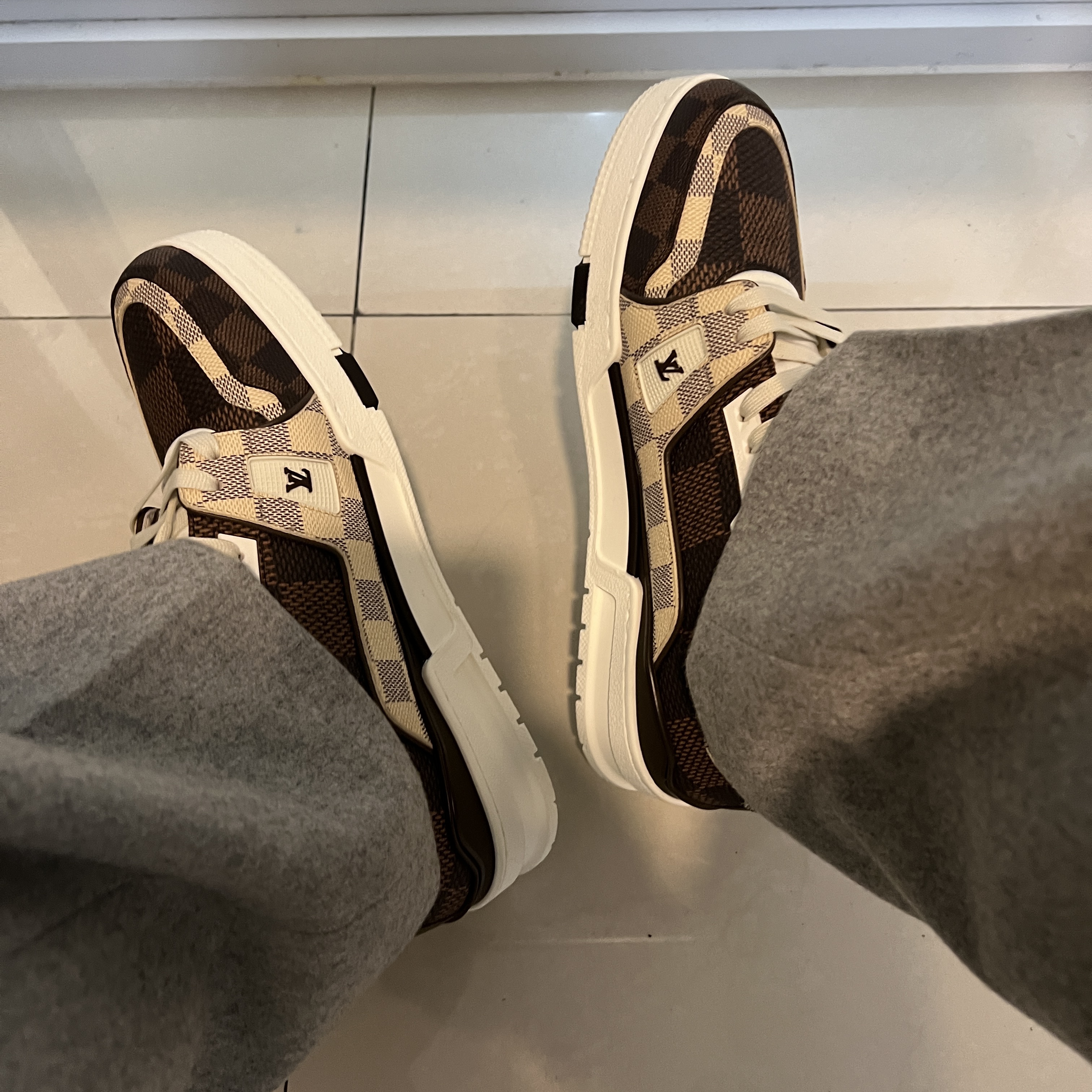 Louis Vuitton LV Trainer Sneakers Damier Ebene 착용 스타일 - 3