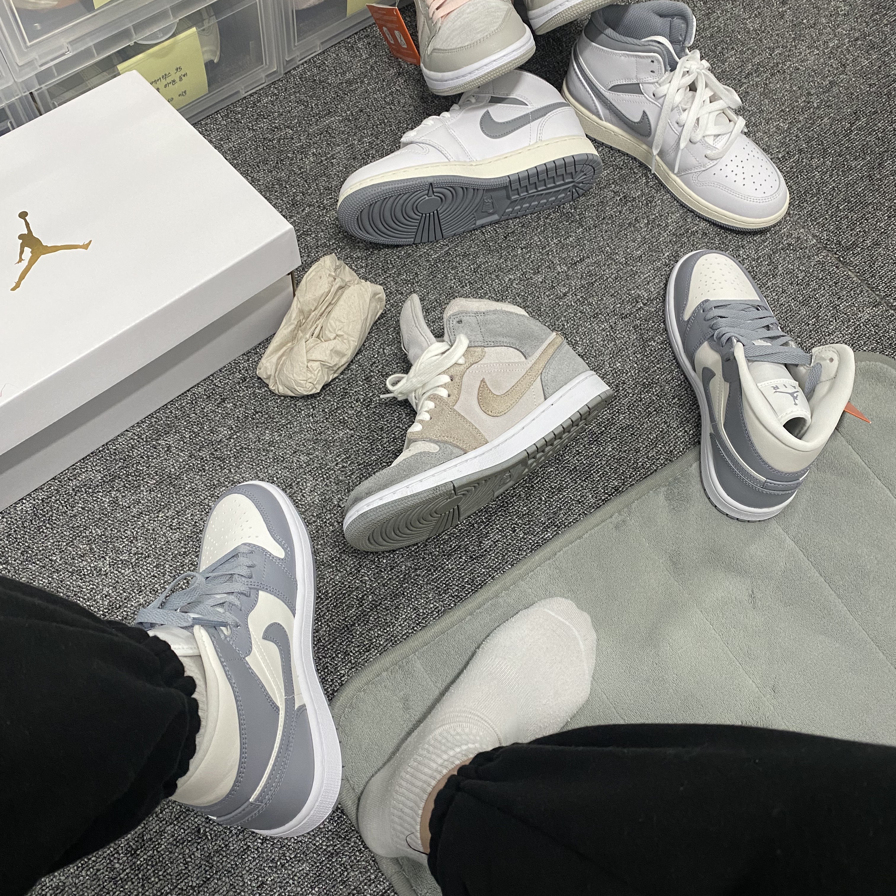 (W) Jordan 1 Mid Sail Stealth, (W) Jordan 1 Mid SE Particle Grey 착용 스타일 - 1