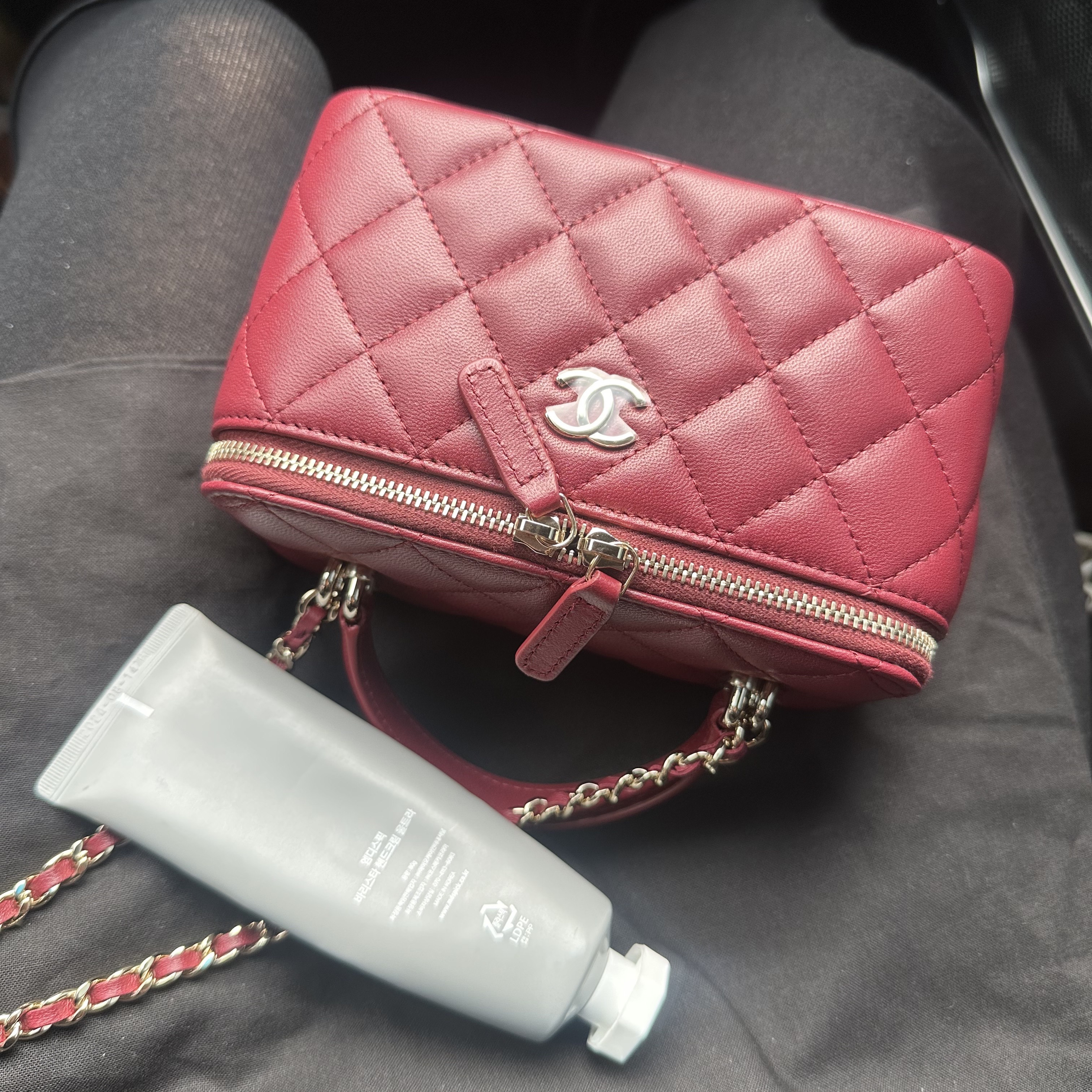 Chanel Vanity With Chain Lambskin & Gold Black 착용 스타일 - 4