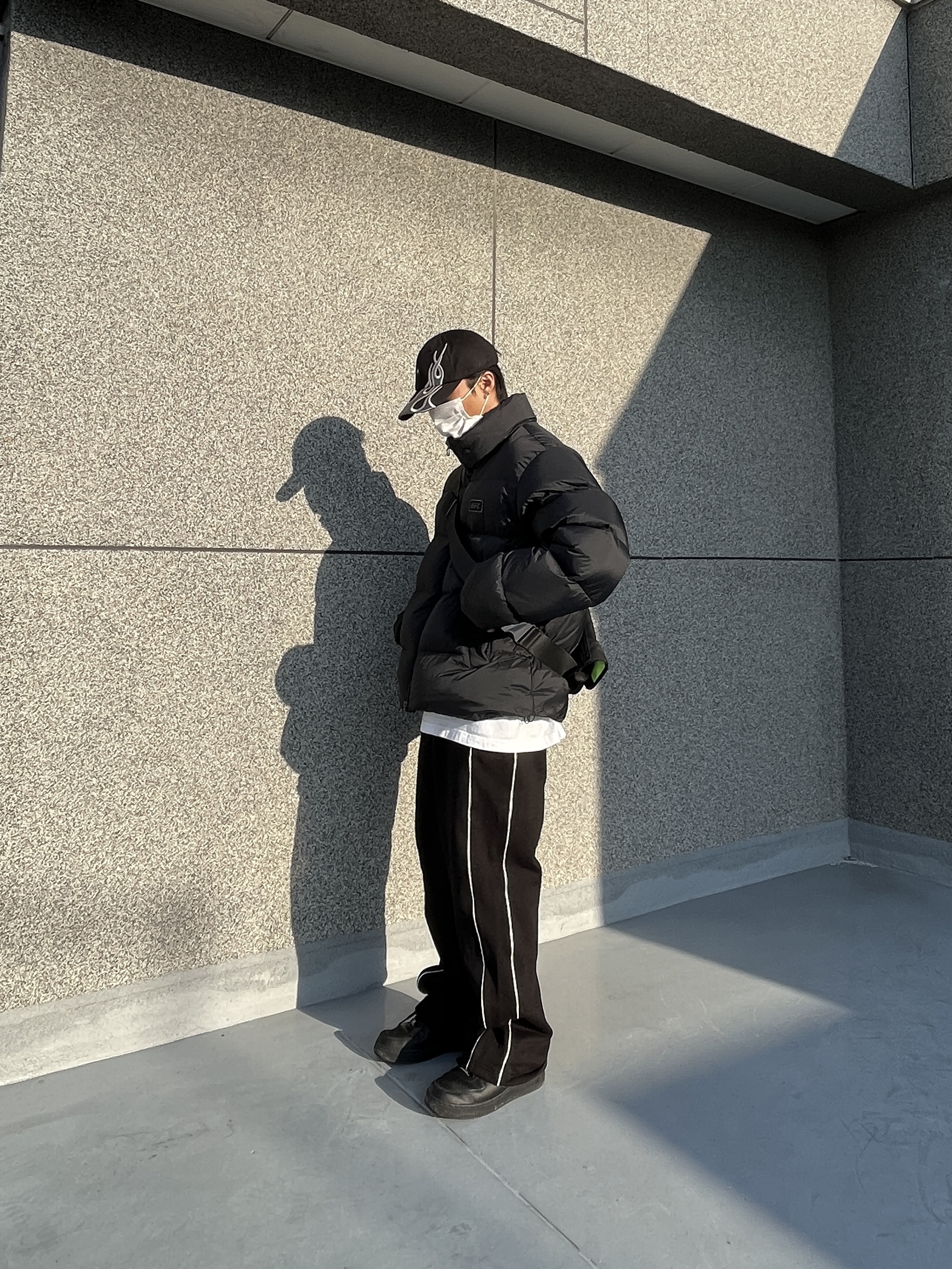 Yeezy Gap Engineered By Balenciaga Flame Cap Black 착용 스타일 - 1