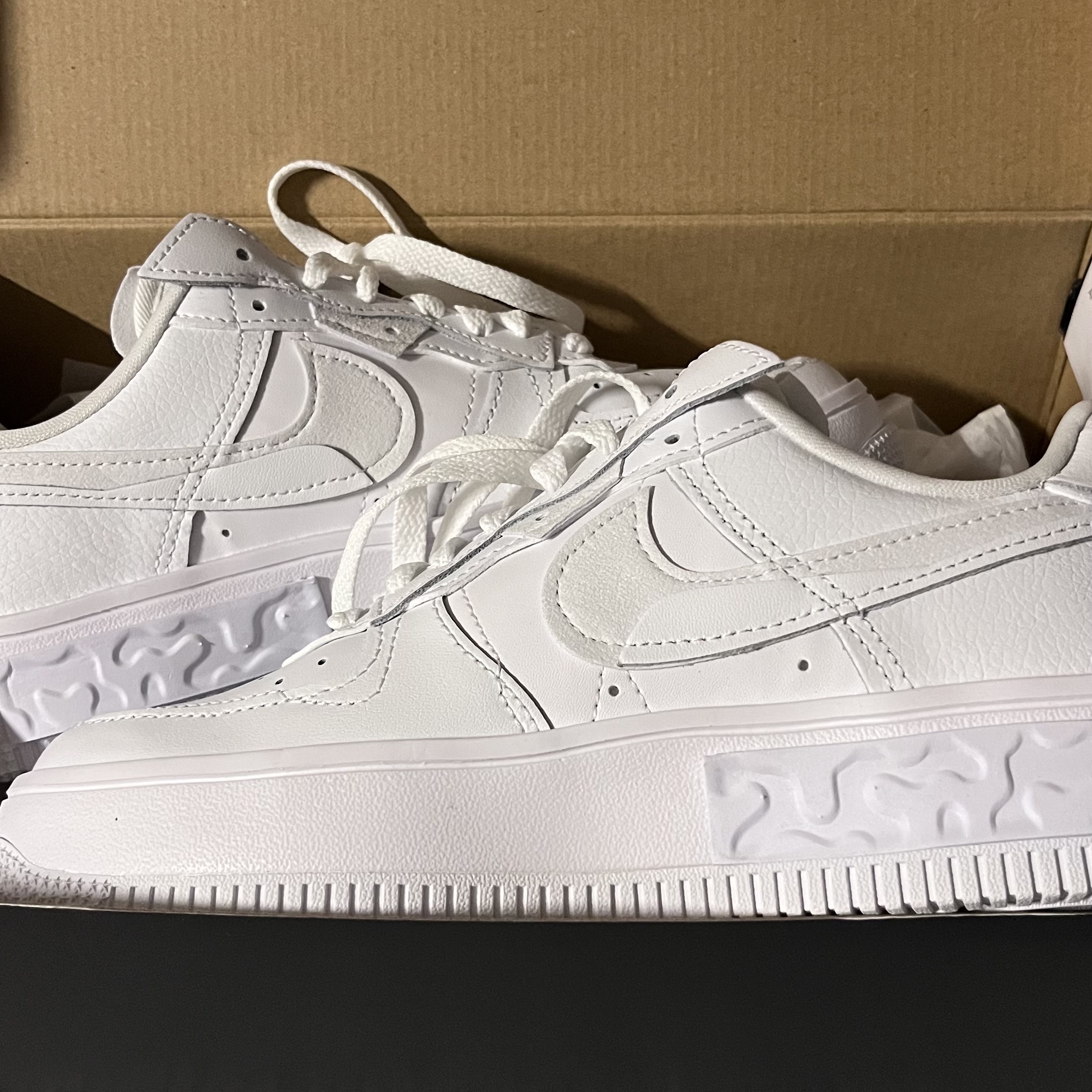 (W) Nike Air Force 1 Fontanka White 착용 스타일 - 1