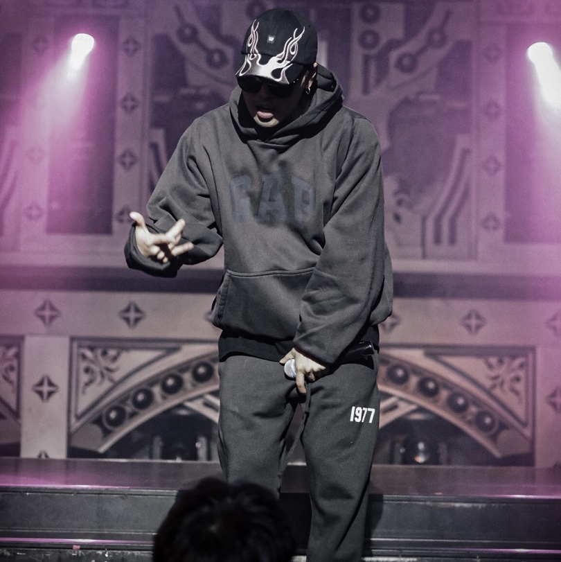 Yeezy Gap Engineered By Balenciaga Flame Cap Black, Yeezy Gap Engineered By Balenciaga Dove Shrunken Hoodie Gray 착용 스타일
