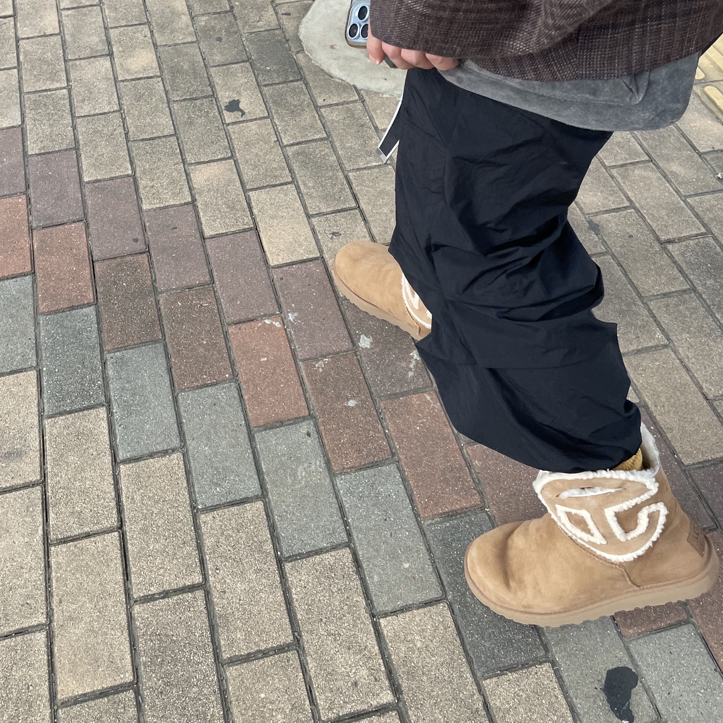 Balenciaga D Ring Belt Grey Red, UGG x Telfar Logo Mini Chestnut 착용 스타일 - 4