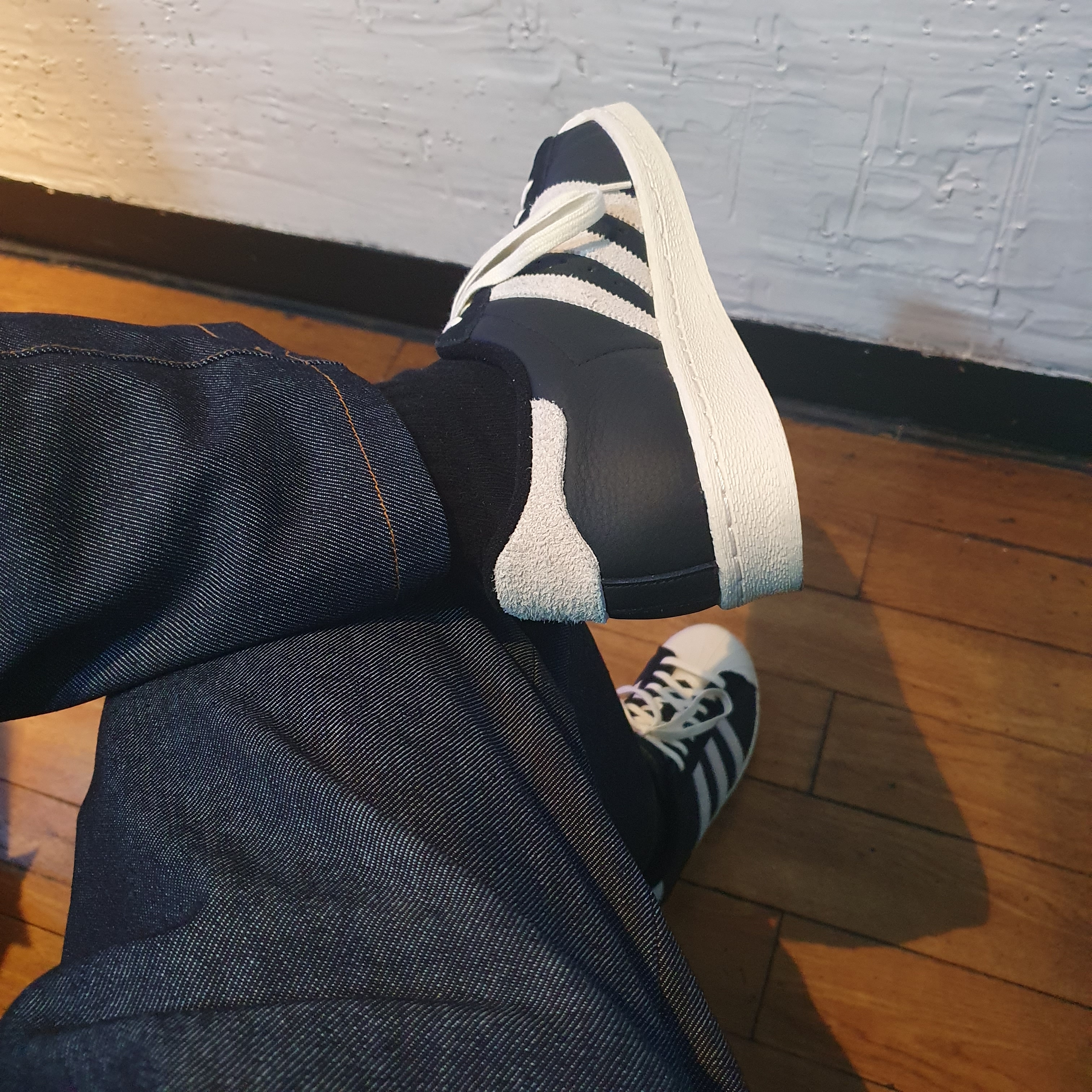 Adidas Superstar 82 Black White 착용 스타일 - 2
