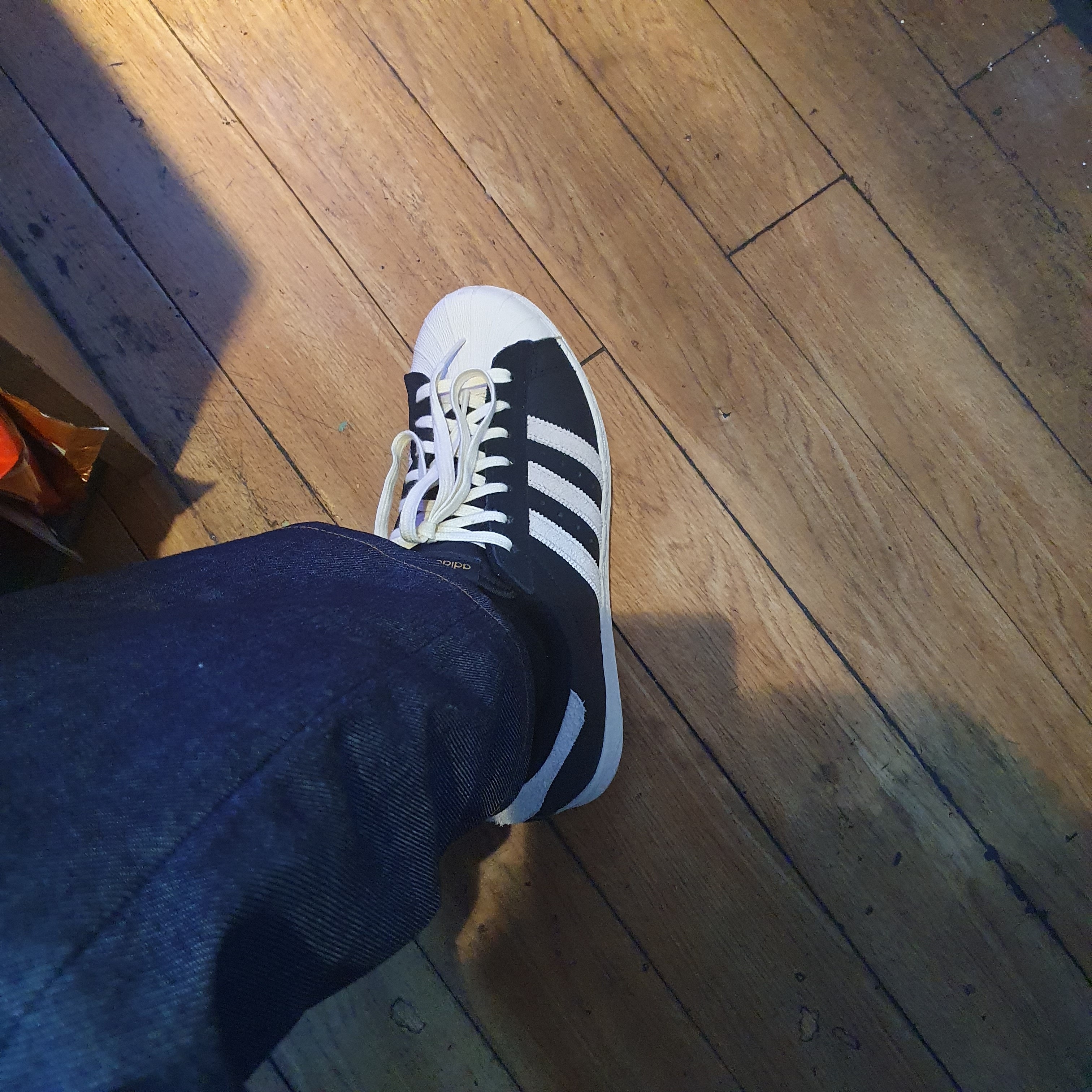 Adidas Superstar 82 Black White 착용 스타일 - 1