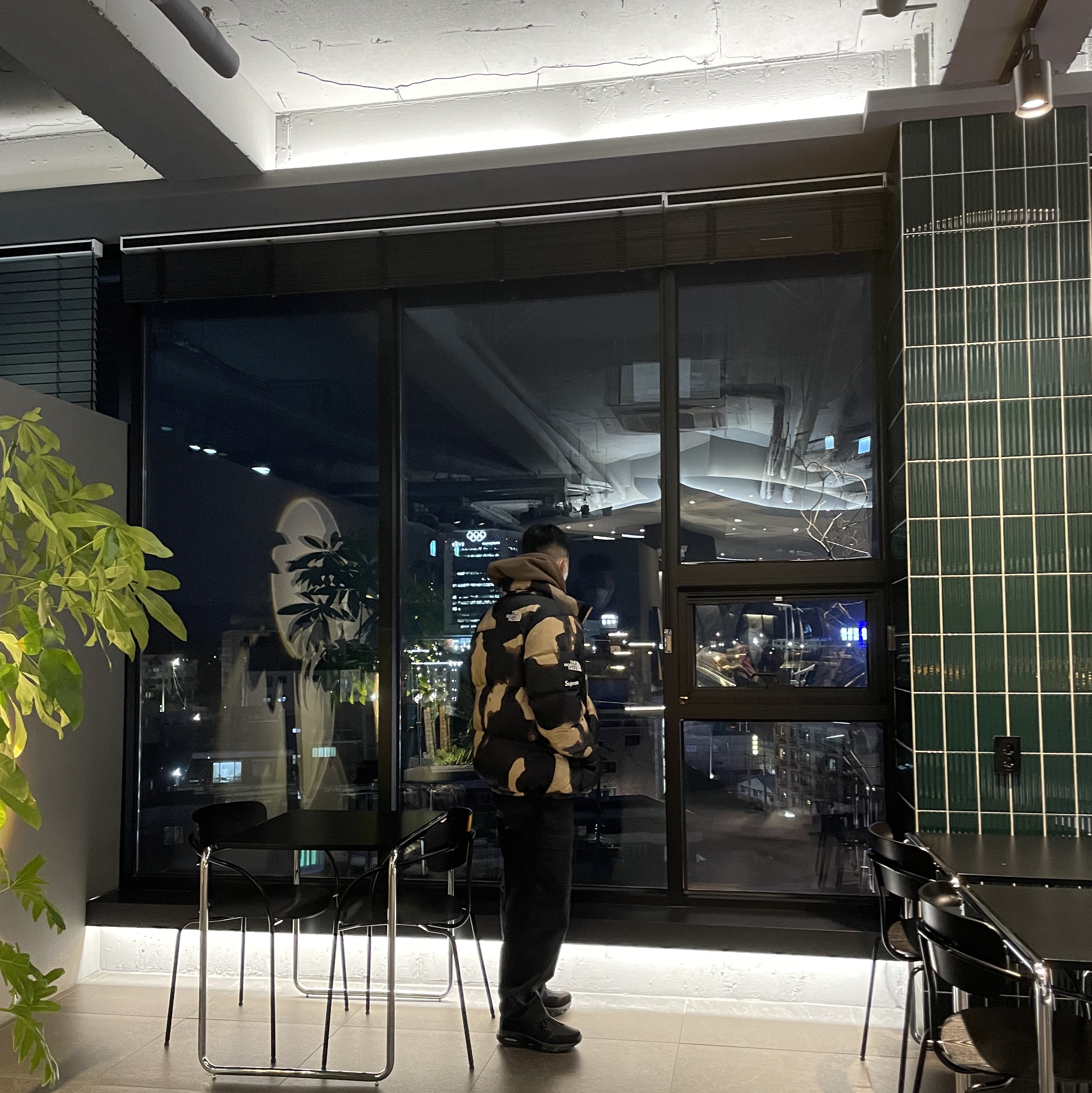 Supreme x The North Face Bleached Denim Print Nuptse Jacket Black - 21FW, Stussy Basic Stussy Hoodie Coffee 2022 착용 스타일 - 1
