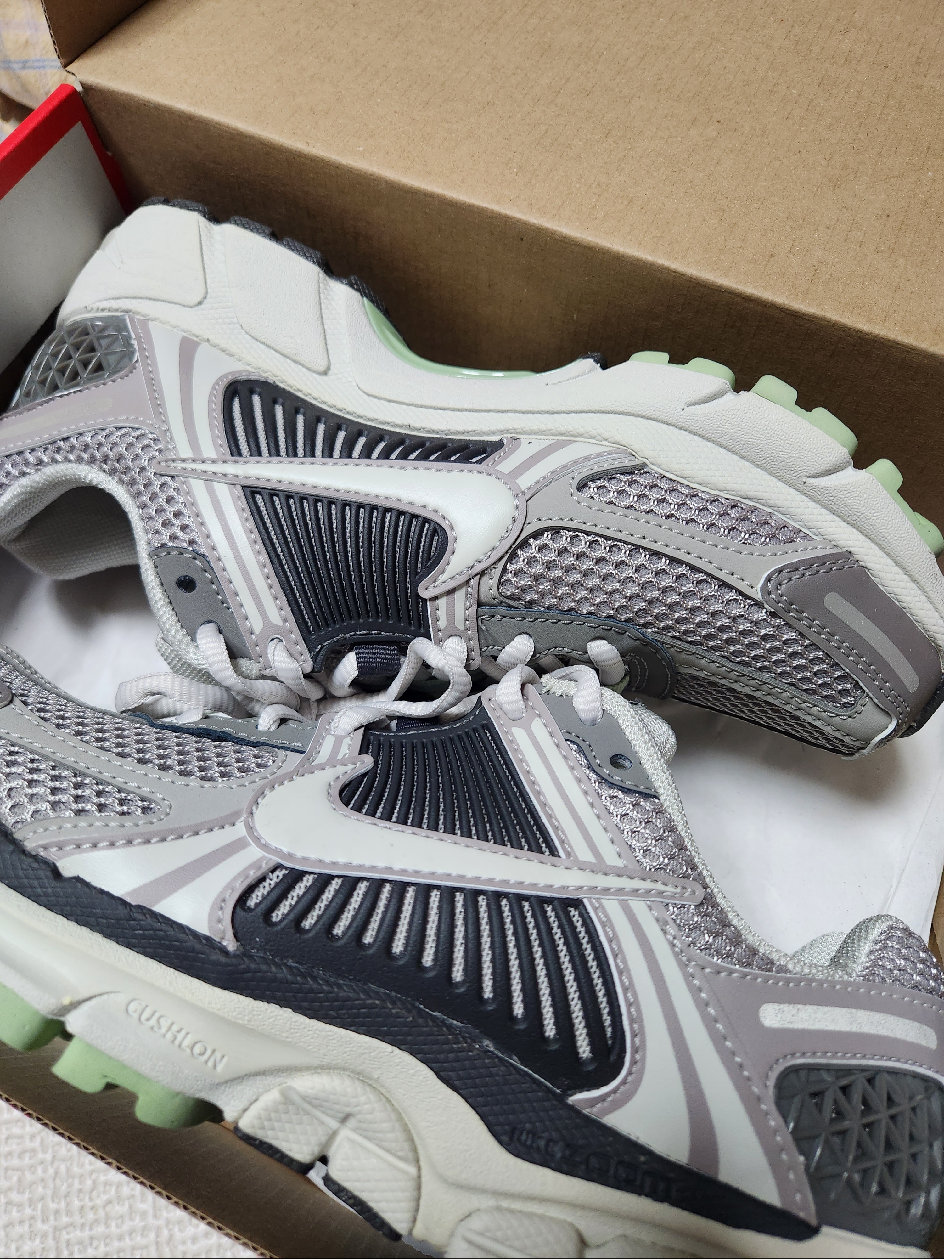 (W) Nike Zoom Vomero 5 Cobblestone and Flat Pewter 착용 스타일