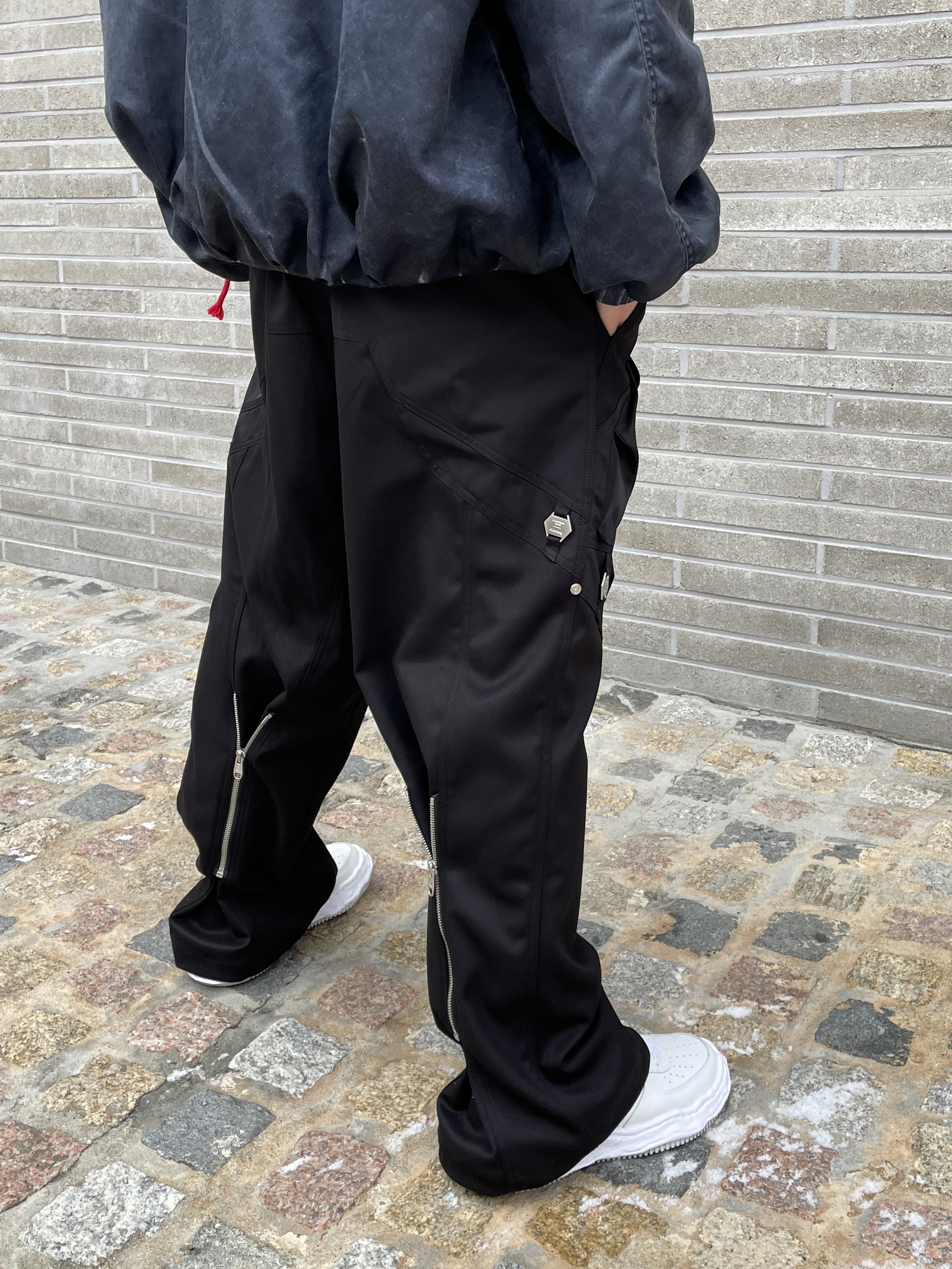 Undermycar x Ohhyunseog Boltume.5 Hardware Cargo Pocket Wide Pants Turbo Black - 22FW, Nonnod x Undermycar Esker Jacket Distressed Midnight 착용 스타일 - 3