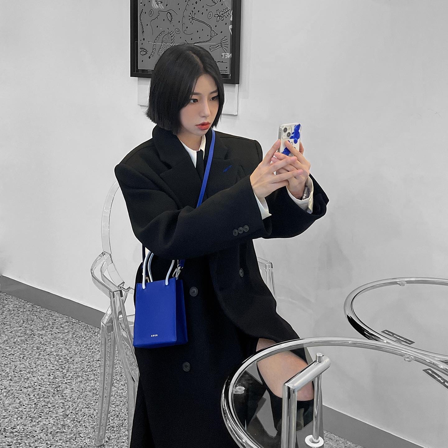 Zara x Ader Error Oversized Wool Coat Black, Ader Error Small Blue Bag Blue 착용 스타일 - 2