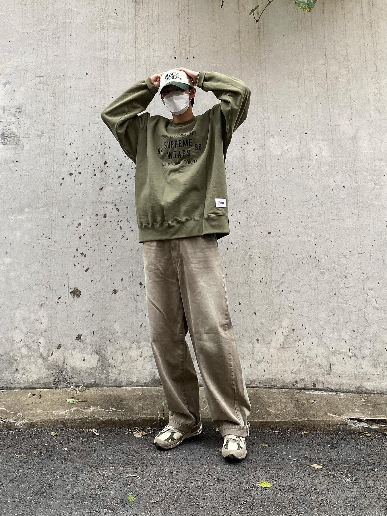 Supreme x WTAPS Crewneck Light Olive - 21FW, New Balance x Aime Leon Dore 991 Made in UK Grey 착용 스타일 - 1